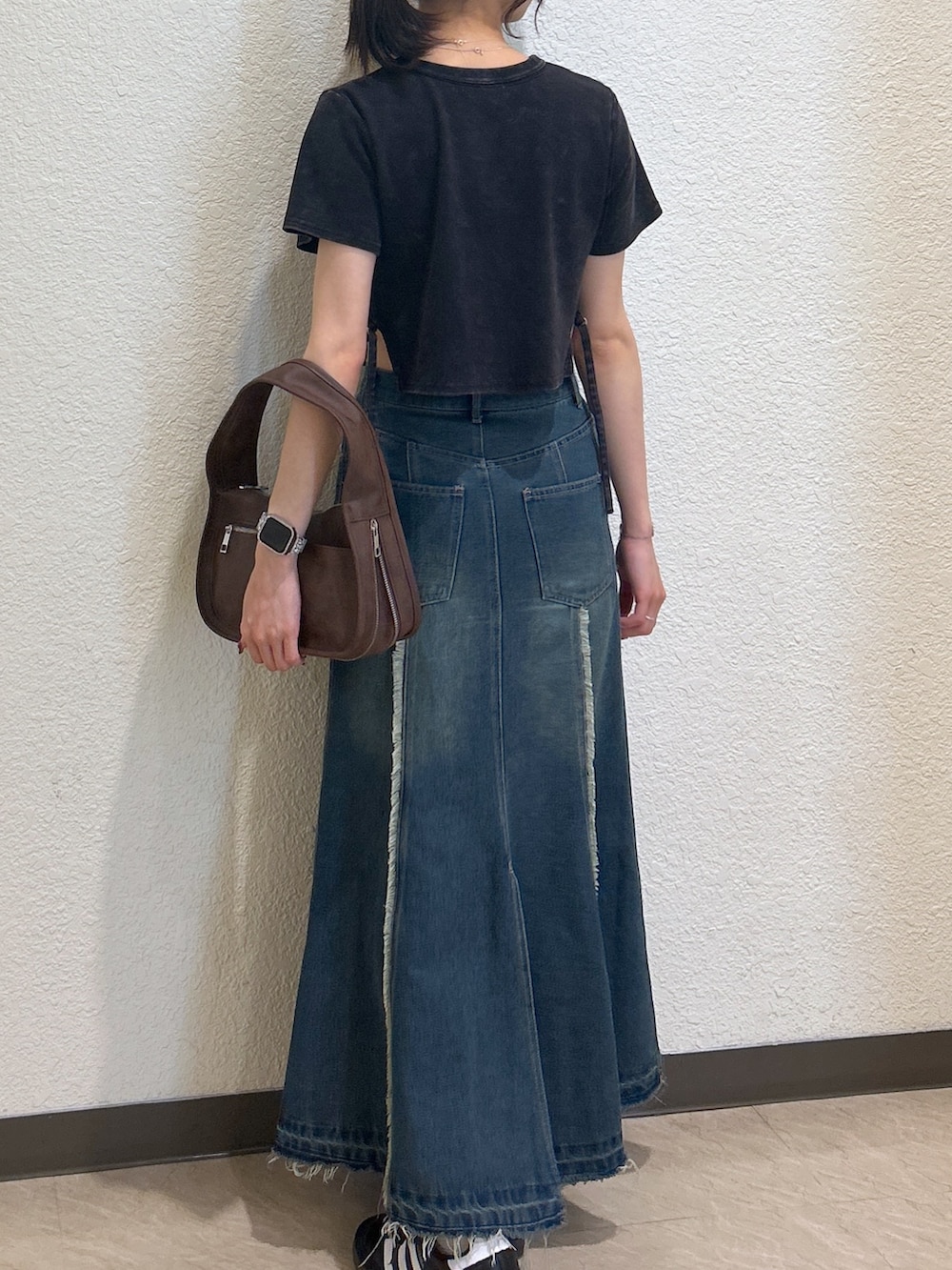 「モノトーン、黒Tシャツ、やっぱり帽子が好き、デニム、お出かけコーデ、マーメイドスカート、デートコーデ、ロングスカート、きれいめカジュアル、オトナカジュアル、大人カジュアルコーデ、オトナカワイイ、着回しコーデ、骨格ナチュラル、ブルベ夏」｜「FREE'S MARTのヴィンテージ加工サイドベルトT（Tシャツ/カットソー、ブラック系）」を使った、こころさん（レディース・163cm）の春コーディネートの4枚目の写真