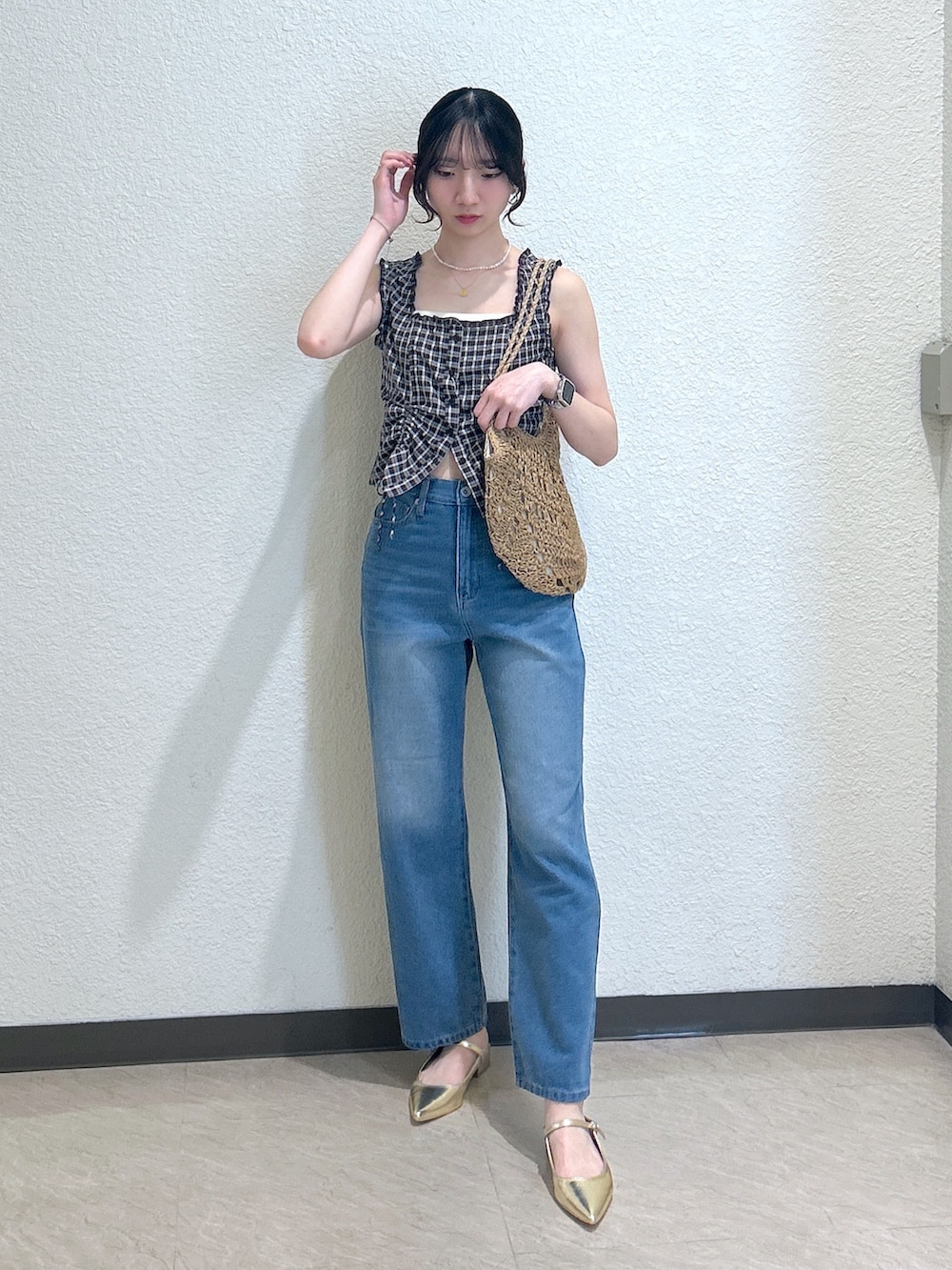「レイヤードスタイル、最近のいい感じコーデ、大人カジュアル、春夏コーデ、韓国ファッション、きれいめカジュアル、デニム、リボン、初夏コーデ、大人かわいい、今日のコーデ、夏ファッション、骨格ナチュラル、ブルベ夏、ootd」｜「FREE'S MARTの[低身長サイズ・Lサイズあり］【6色展開】ストレートデニムパンツ[Sシリーズ]（デニムパンツ、ブルー系）」を使った、こころさん（骨格ナチュラル・レディース・163cm）の春コーディネートの2枚目の写真