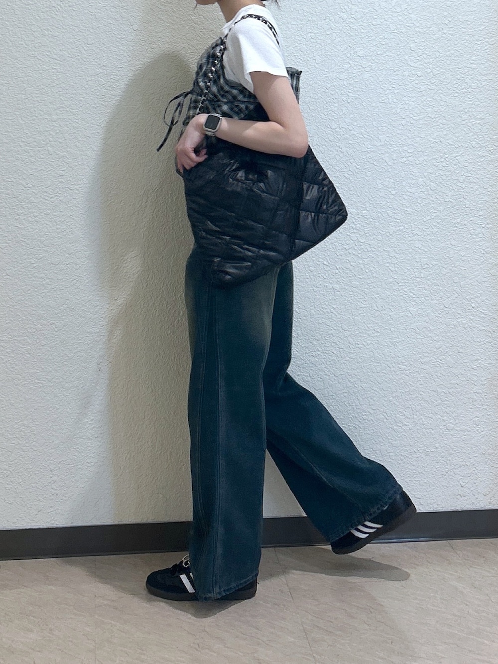 「モノトーン、白Tシャツ、お出かけコーデ、ビスチェ、トートバッグ、デートコーデ、レイヤードスタイル、デニム、スニーカー、おでかけコーデ、シンプルスタイル、大人かわいい、初夏コーデ、骨格ナチュラル、ブルベ夏」｜「FREE'S MARTの[低身長サイズ・Lサイズあり］サイドパネルヴィンテージライクワイドデニム[Sシリーズ]（デニムパンツ、ブルー系）」を使った、こころさん（レディース・163cm）の春コーディネートの4枚目の写真
