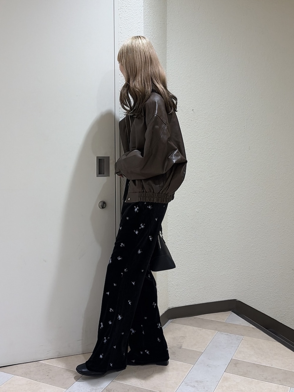 ブラウン系のブルゾン、ブラック系のその他パンツ、ブラック系のショルダーバッグを着用したレディースの秋コーディネートの2枚目の写真
