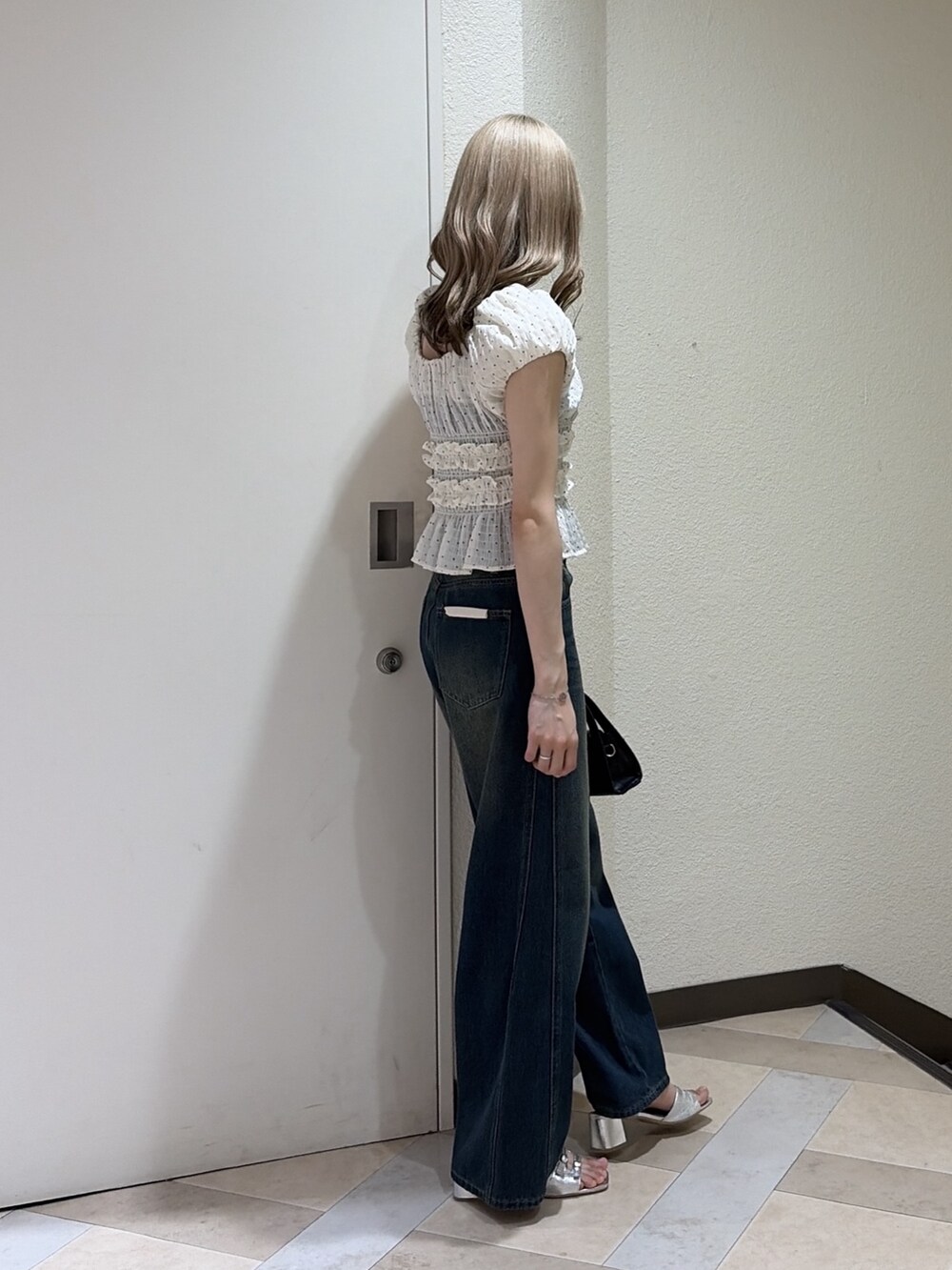 ホワイト系のシャツ/ブラウス、ブルー系のデニムパンツ、ブラック系のショルダーバッグを着用したレディースの夏コーディネートの2枚目の写真