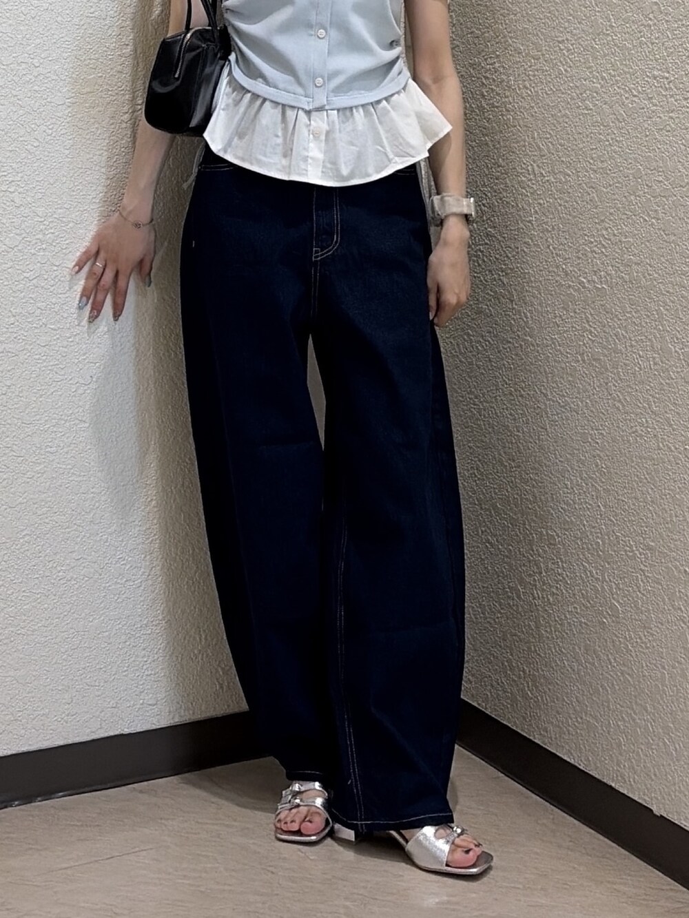ブルー系のTシャツ/カットソー、ブルー系のデニムパンツ、シルバー系のサンダルを着用したレディースの夏コーディネートの5枚目の写真