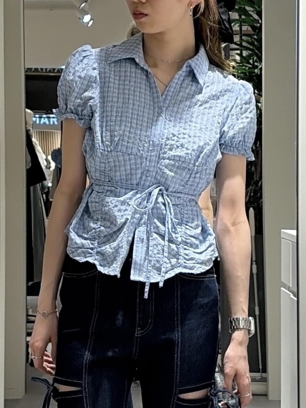 ブルー系のシャツ/ブラウス、ブルー系のデニムパンツ、ブラック系のショルダーバッグを着用したレディースの夏コーディネートの5枚目の写真