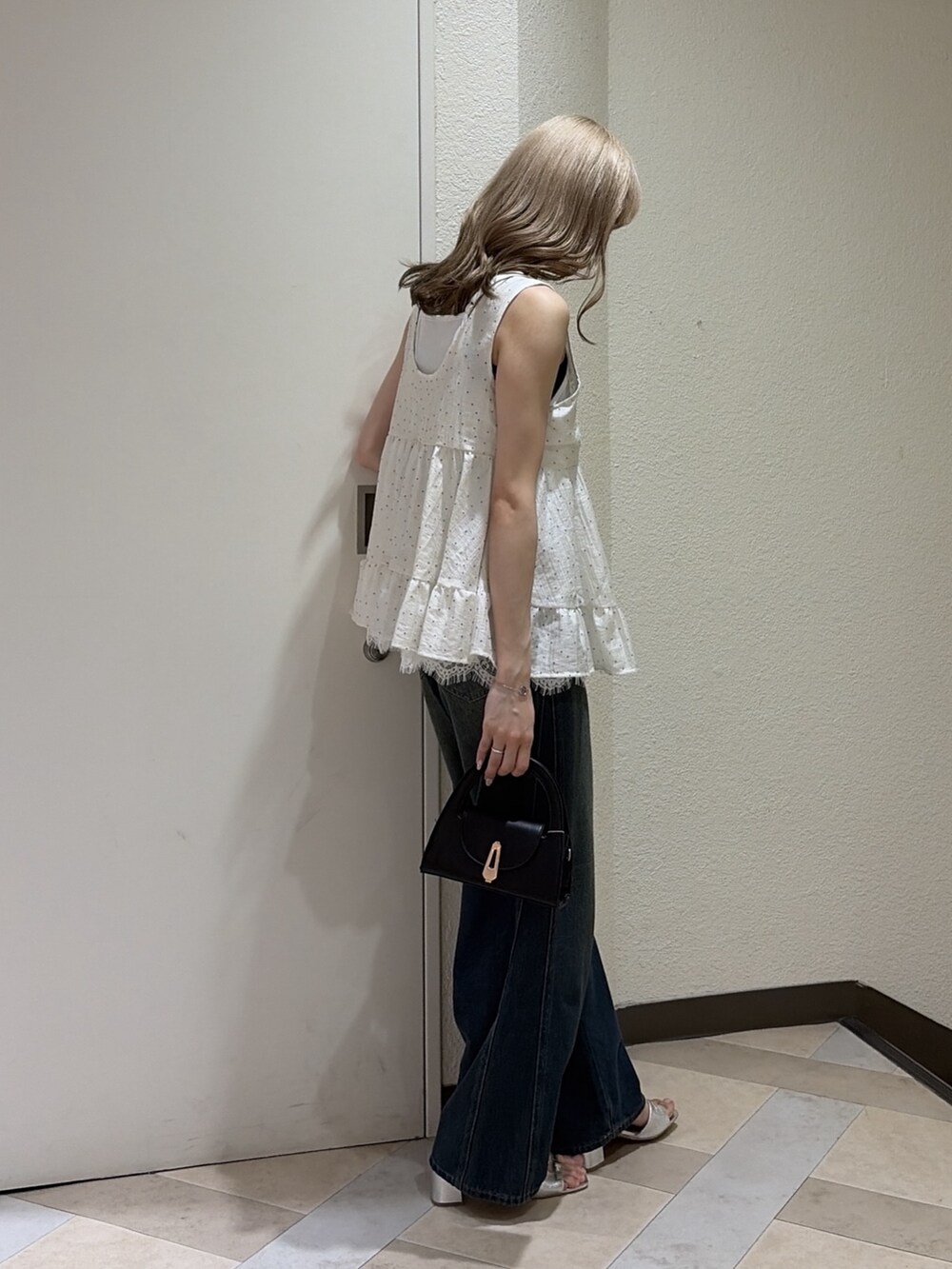 ホワイト系のシャツ/ブラウス、ブルー系のデニムパンツ、ブラック系のショルダーバッグを着用したレディースの夏コーディネートの5枚目の写真