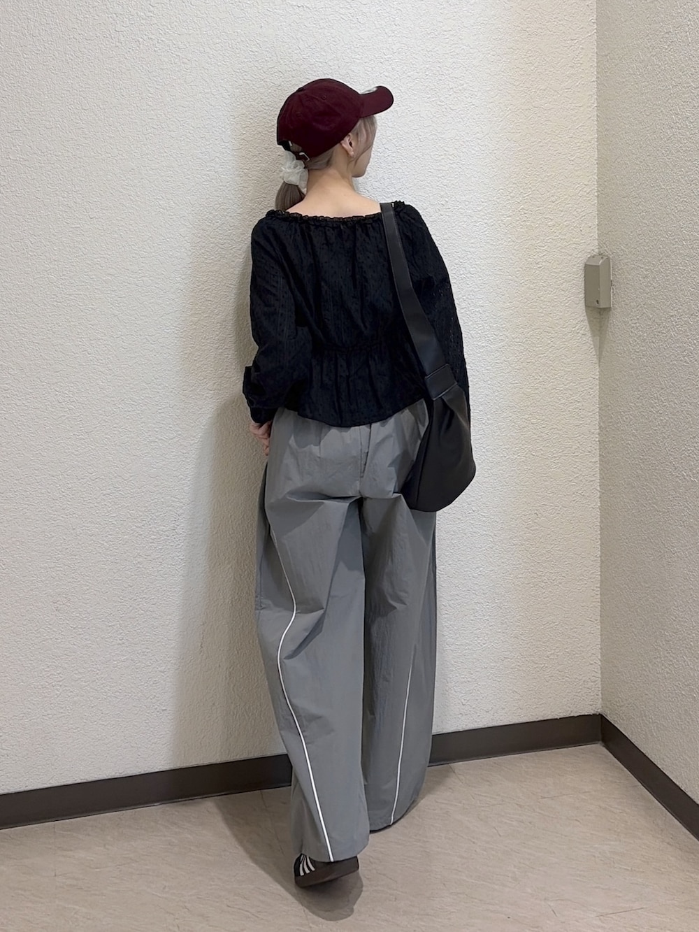 ブラック系のシャツ/ブラウス、グレー系のその他パンツを着用したレディースの冬コーディネートの3枚目の写真