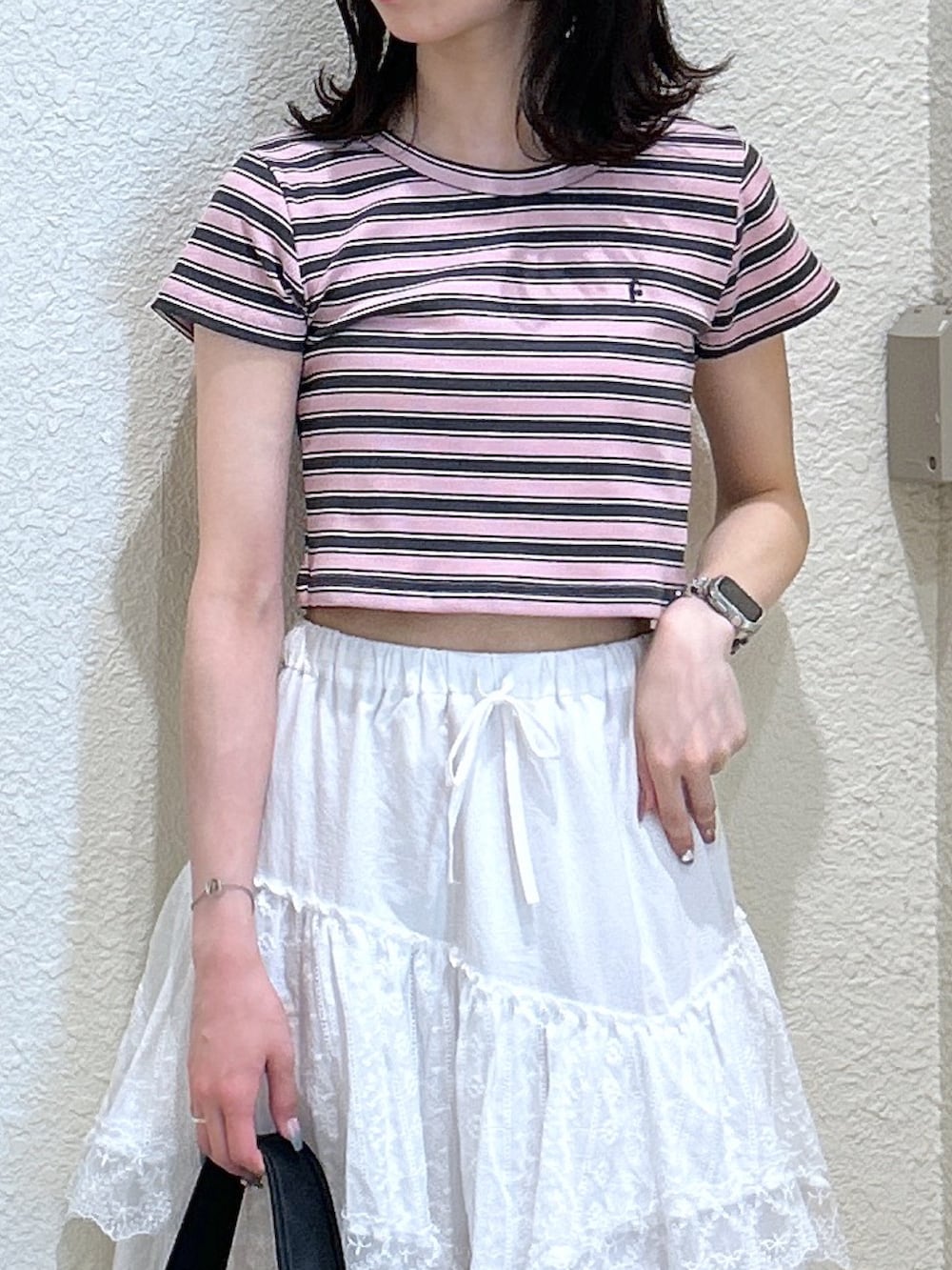 「夏ルックで気分アップ、オトナ女子、お出かけコーデ、カジュアルスタイル、休日スタイル、夏コーデ、ホワイト、高身長女子、ブルべ夏、ロングスカート、ボーダー、スポーツミックス、テーマパークコーデ、シンプルコーデ、骨格ナチュラル」｜「FREE'S MARTのアシンメトリーティアードコットンマキシスカート（スカート、ホワイト系）」を使った、こころさん（レディース・163cm）の夏コーディネートの4枚目の写真