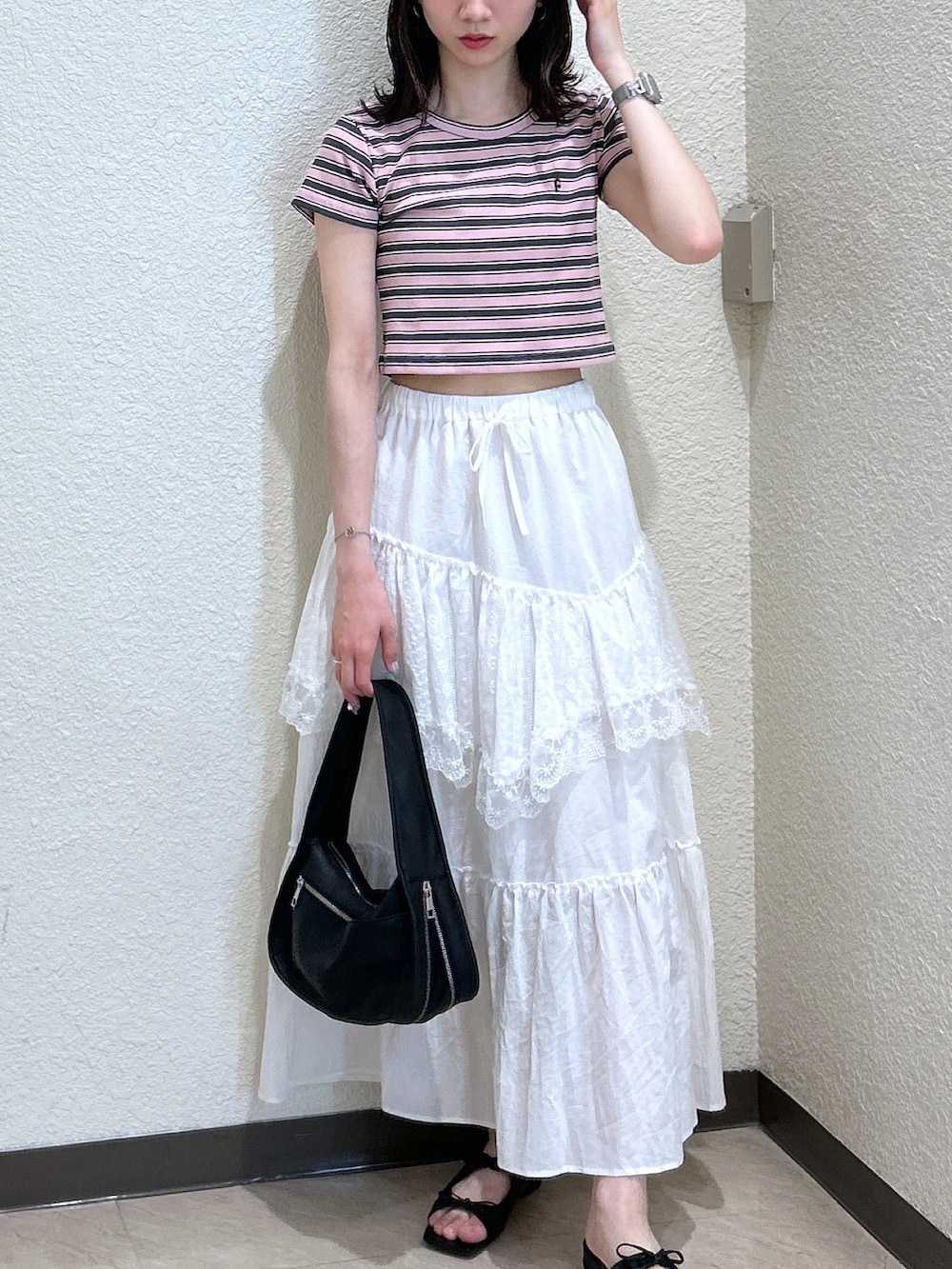 「夏ルックで気分アップ、オトナ女子、お出かけコーデ、カジュアルスタイル、休日スタイル、夏コーデ、ホワイト、高身長女子、ブルべ夏、ロングスカート、ボーダー、スポーツミックス、テーマパークコーデ、シンプルコーデ、骨格ナチュラル」｜「FREE'S MARTのアシンメトリーティアードコットンマキシスカート（スカート、ホワイト系）」を使った、こころさん（レディース・163cm）の夏コーディネートの3枚目の写真