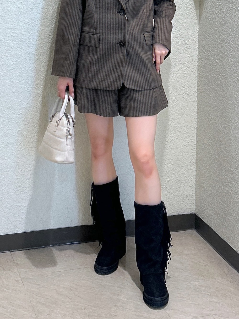 ホワイト系のTシャツ/カットソー、ホワイト系のトートバッグ、ブラウン系のその他パンツを着用したレディースの秋コーディネートの5枚目の写真