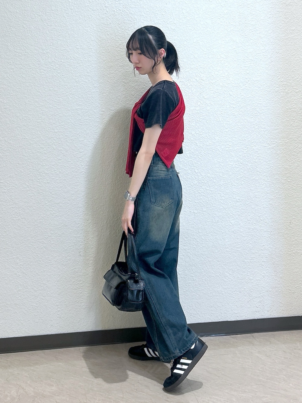 「ショルダーバッグ、モノトーン、ワイドパンツ、黒Tシャツ、デニム、お出かけコーデ、オトナカジュアル、おでかけコーデ、夏ファッション、シンプルカジュアル、今日のコーデ、夏だ！Tシャツ着よう！、骨格ナチュラル、ブルベ夏、大人ファッション」｜「FREE'S MARTのヴィンテージ加工サイドベルトT（Tシャツ/カットソー、ブラック系）」を使った、こころさん（骨格ナチュラル・レディース・163cm）の春コーディネートの3枚目の写真