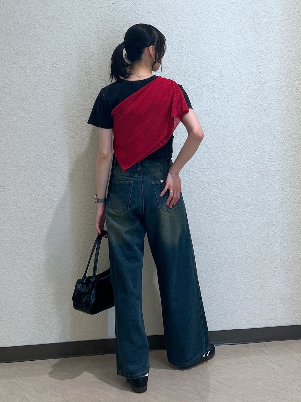 「ショルダーバッグ、モノトーン、ワイドパンツ、黒Tシャツ、デニム、お出かけコーデ、オトナカジュアル、おでかけコーデ、夏ファッション、シンプルカジュアル、今日のコーデ、夏だ！Tシャツ着よう！、骨格ナチュラル、ブルベ夏、大人ファッション」｜「FREE'S MARTのヴィンテージ加工サイドベルトT（Tシャツ/カットソー、ブラック系）」を使った、こころさん（骨格ナチュラル・レディース・163cm）の春コーディネートの2枚目の写真