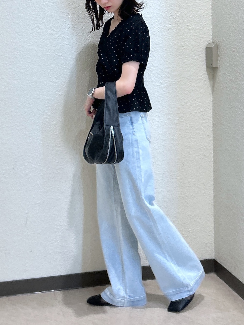 「デニム、夏ルックで気分アップ、シンプルコーデ、きれいめカジュアル、夏コーデ、韓国ファッション、サンダル、お出かけコーデ、オトナ女子、カジュアルスタイル、着回しコーデ、骨格ナチュラル、ブルベ夏、ドット、高身長女子」｜「FREE'S MARTの◆ペプラムギャザーブラウス（シャツ/ブラウス、ブラック系）」を使った、こころさん（レディース・163cm）の夏コーディネートの3枚目の写真
