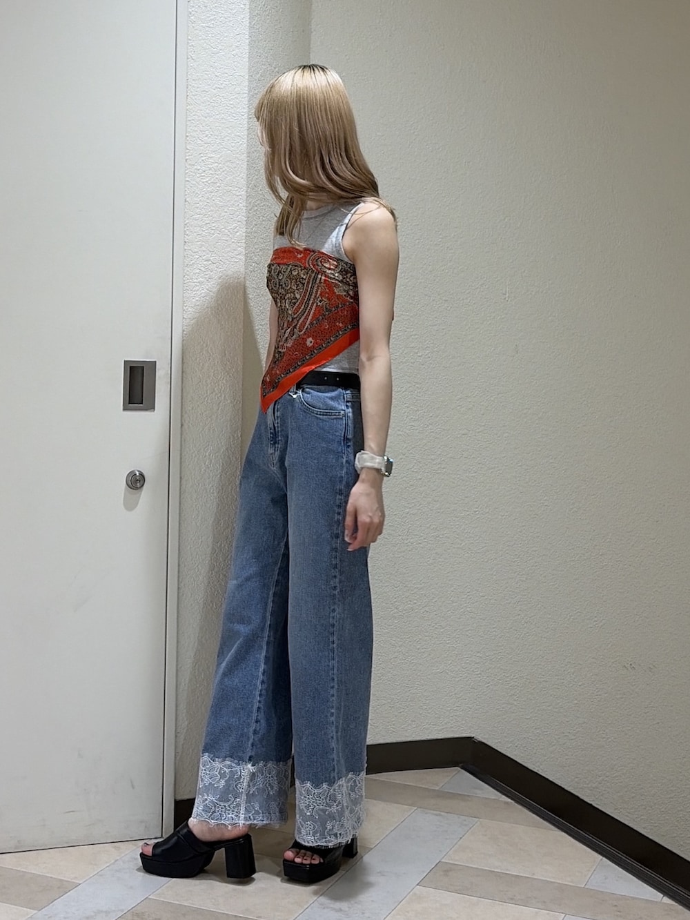 グレー系のTシャツ/カットソー、ブルー系のデニムパンツ、ブラック系のハンドバッグを着用したレディースの夏コーディネートの2枚目の写真