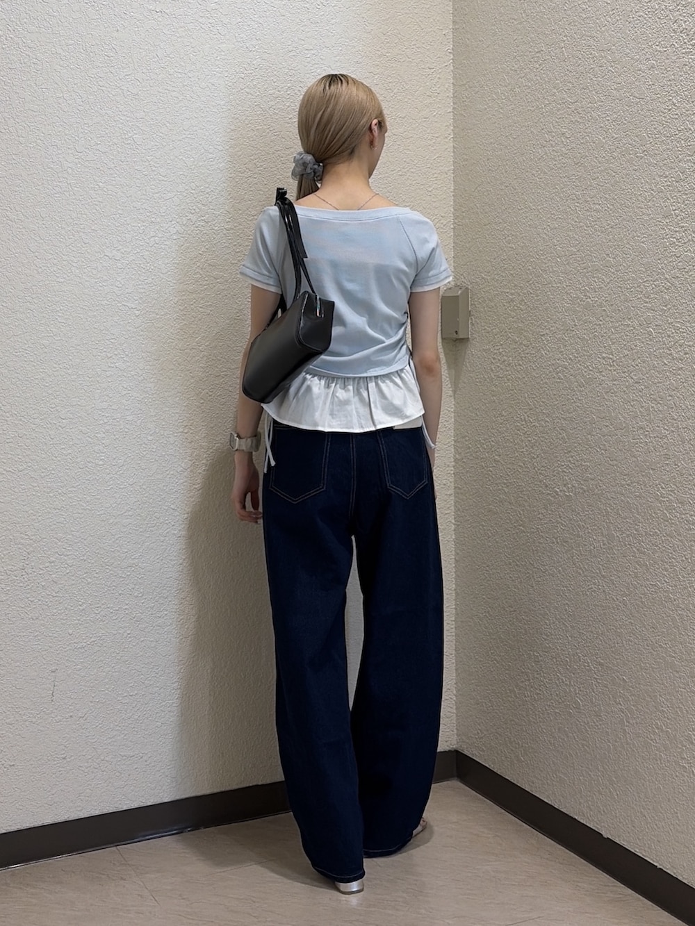 ブルー系のTシャツ/カットソー、ブルー系のデニムパンツ、シルバー系のサンダルを着用したレディースの夏コーディネートの3枚目の写真