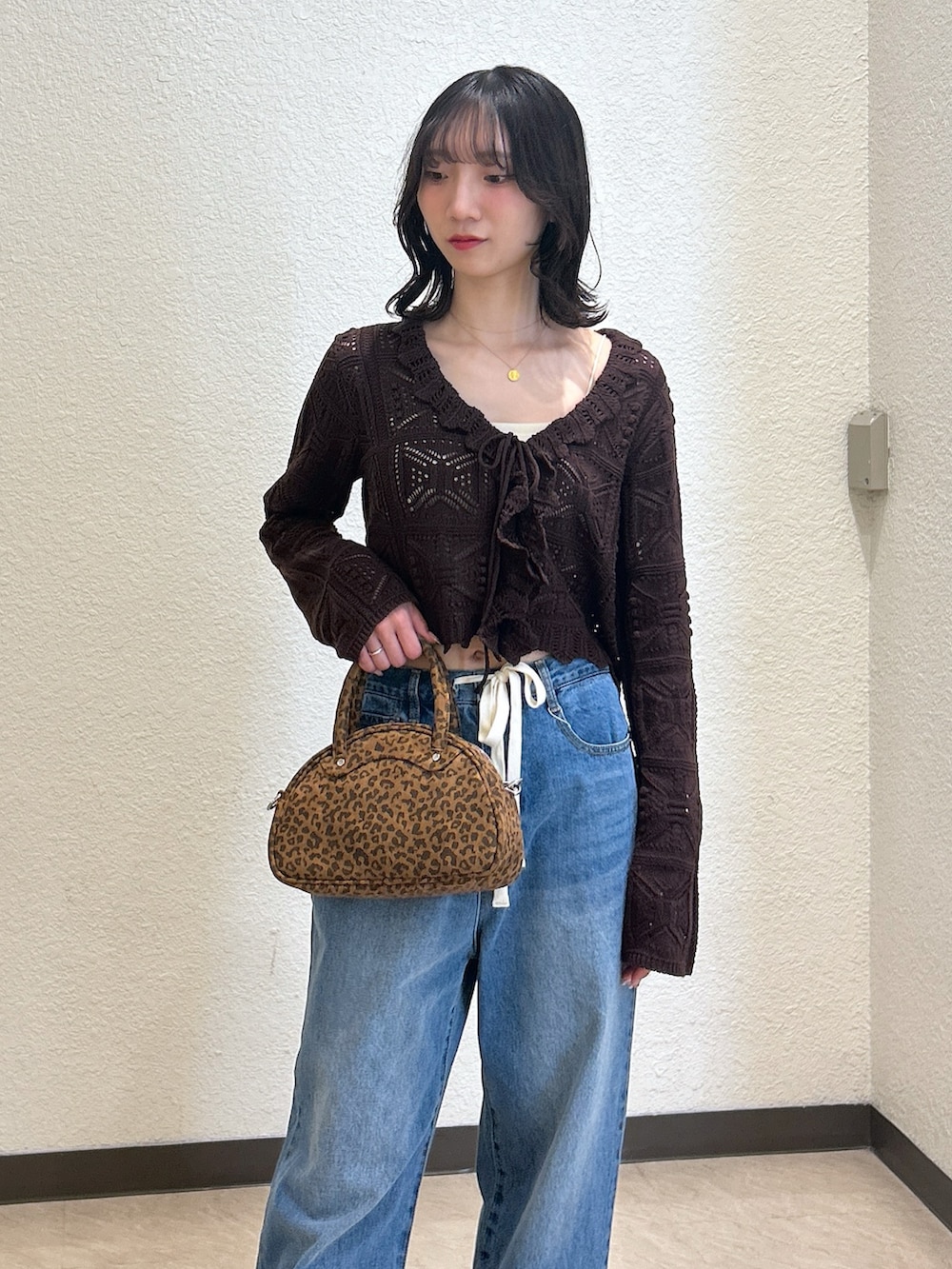 「レイヤードスタイル、最近のいい感じコーデ、春夏コーデ、シンプルコーデ、休日スタイル、サンダル、初夏コーデ、大人かわいい、今日のコーデ、夏ファッション、レイヤードコーデ、骨格ナチュラル、ブルベ夏、きれいめカジュアル、デニム」｜「FREE'S MARTの◆透かし編みクロップドニットカーディガン（ニット/セーター、ブラウン系）」を使った、こころさん（骨格ナチュラル・レディース・163cm）の春コーディネートの3枚目の写真