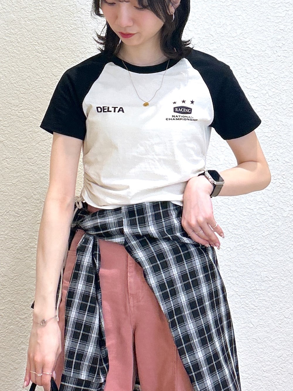 「スニーカー、お出かけコーデ、クロップドトップス、ピンク、韓国ファッション、ストレートデニム、チェックシャツ、adidas、ドロスト、シンプルスタイル、最近のいい感じコーデ、ブルベ夏、夏ファッション、古着MIX、レディースファッション」｜「FREE'S MARTの◆ワイドストレートカラーパンツ（その他パンツ、ピンク系）」を使った、こころさん（レディース・163cm）の春コーディネートの5枚目の写真