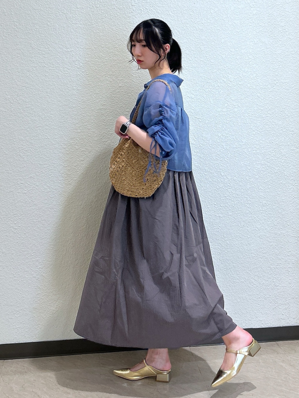 「シャツスタイル、休日スタイル、シアートップス、リボン、トートバッグ、デートコーデ、ワンピース、きれいめカジュアル、夏、オトナ女子、カラーコーデ、オトナカジュアル、ワンピーススタイル、骨格ナチュラル、ブルベ夏」｜「FREE'S MARTの◆メリージェーンミュール（パンプス、ゴールド系）」を使った、こころさん（レディース・163cm）の春コーディネートの2枚目の写真