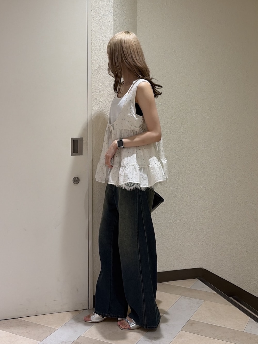 ホワイト系のシャツ/ブラウス、ブルー系のデニムパンツ、ブラック系のショルダーバッグを着用したレディースの夏コーディネートの3枚目の写真