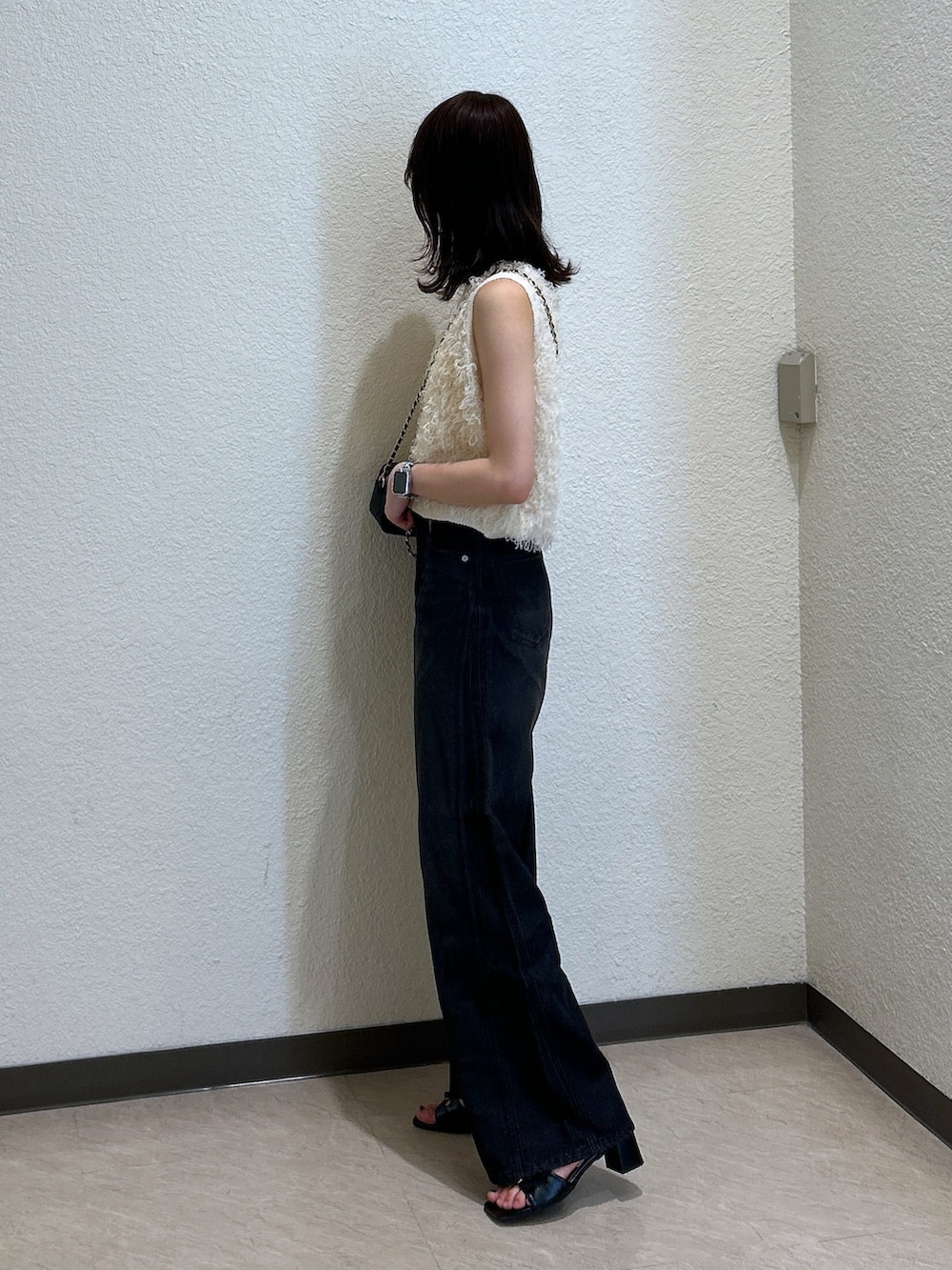 「ショルダーバッグ、秋服準備はじめました、今日のメイク、休日スタイル、デニム、韓国ファッション、きれいめカジュアル、シンプルコーデ、お出かけコーデ、ベスト、秋のコーデ、秋服、高身長コーデ、骨格ナチュラル、ブルベ夏」｜「FREE'S MARTのシャギーニットベスト（ニット/セーター、イエロー系）」を使った、こころさん（骨格ナチュラル・レディース・163cm）の夏コーディネートの2枚目の写真