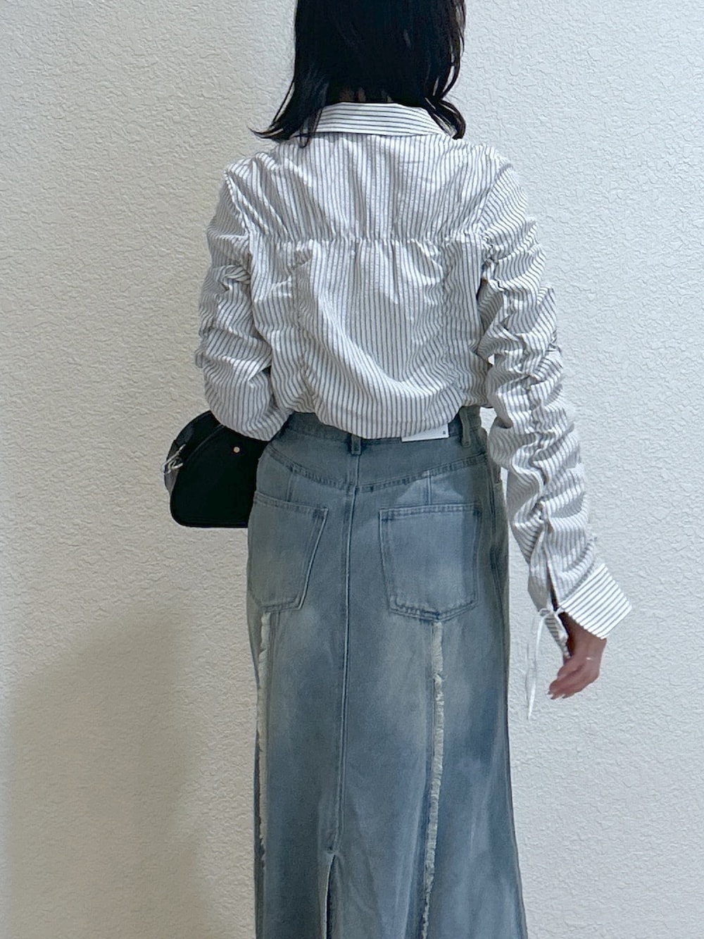 「大人カジュアル、ストライプシャツ、最近のいい感じコーデ、お出かけコーデ、春ファッション、大人かわいい、大人コーデ、高身長コーデ、スカートコーデ、女子会コーデ、デニムスカート、シャツスタイル、骨格ナチュラル、ブルベ夏、デザイントップス」｜「FREE'S MARTの◆シャーリングストライプシャツ（シャツ/ブラウス、ホワイト系）」を使った、こころさん（骨格ナチュラル・レディース・163cm）の春コーディネートの5枚目の写真