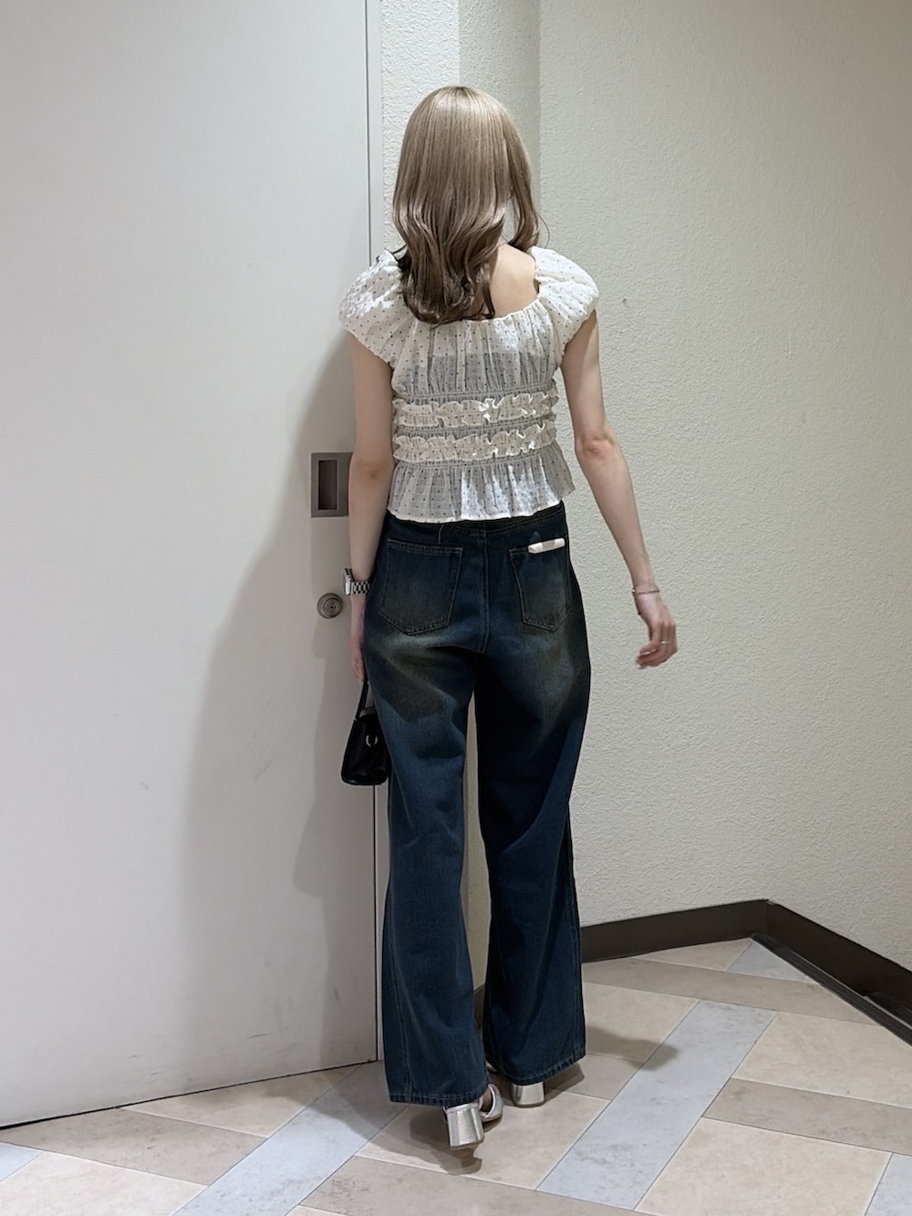 ホワイト系のシャツ/ブラウス、ブルー系のデニムパンツ、ブラック系のショルダーバッグを着用したレディースの夏コーディネートの3枚目の写真
