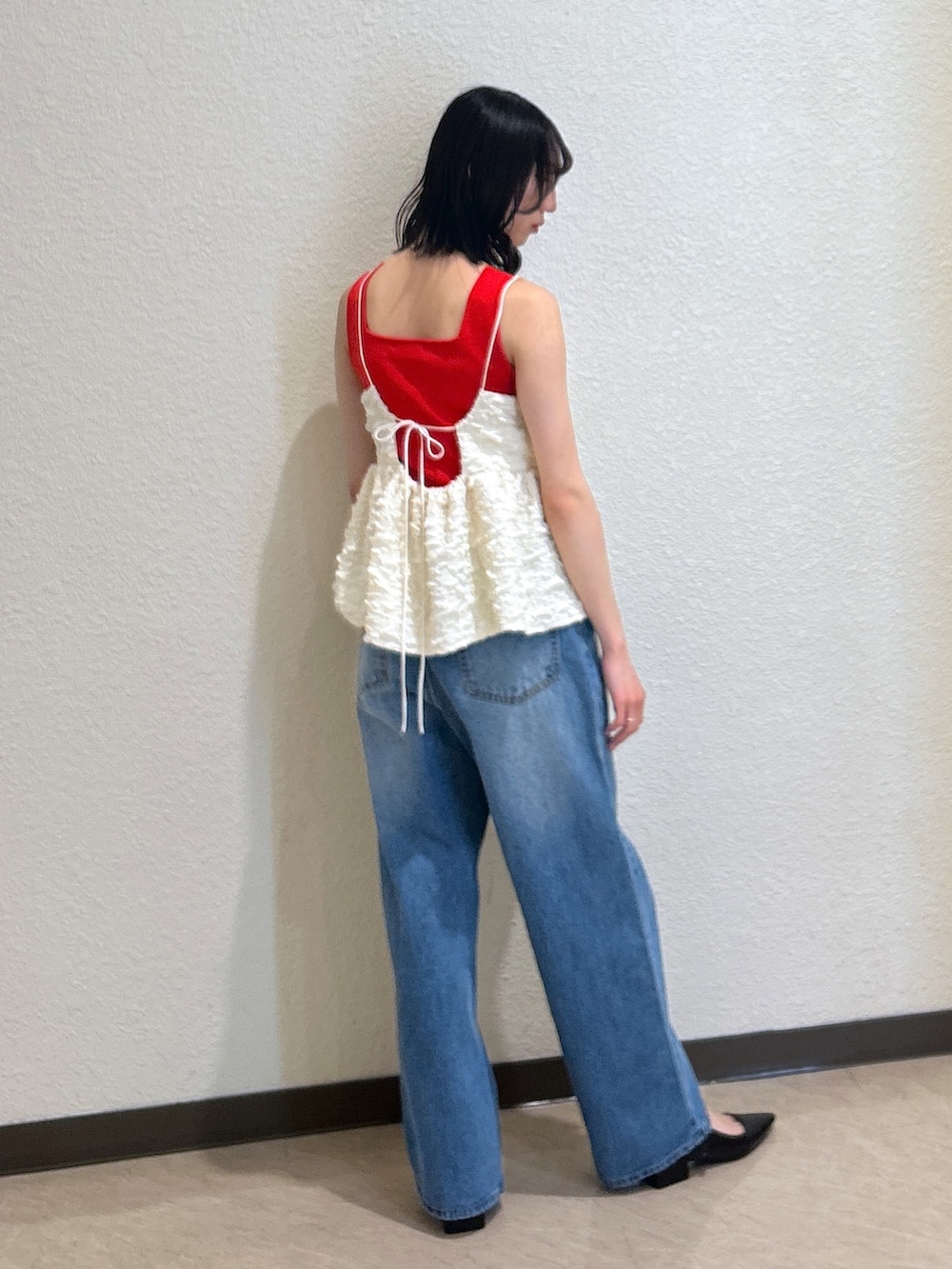 「レイヤードスタイル、シンプルコーデ、きれいめカジュアル、休日スタイル、デニム、ビスチェ、デートコーデ、楽チンコーデ、オトナカワイイ、高身長女子、ブルべ夏、最近のいい感じコーデ、骨格ナチュラル、ビスチェ×デニム、スクエアネック(ネック)」｜「FREE'S MARTの〈洗える〉マシンウォッシャブル総針スクエアネックタンクニット（タンクトップ、レッド系）」を使った、こころさん（骨格ナチュラル・レディース・163cm）の春コーディネートの2枚目の写真