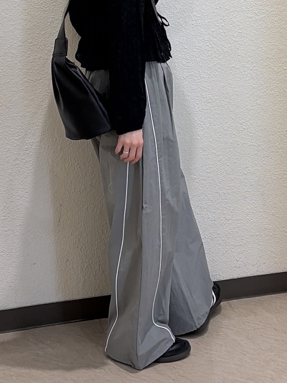 ブラック系のシャツ/ブラウス、グレー系のその他パンツを着用したレディースの冬コーディネートの4枚目の写真