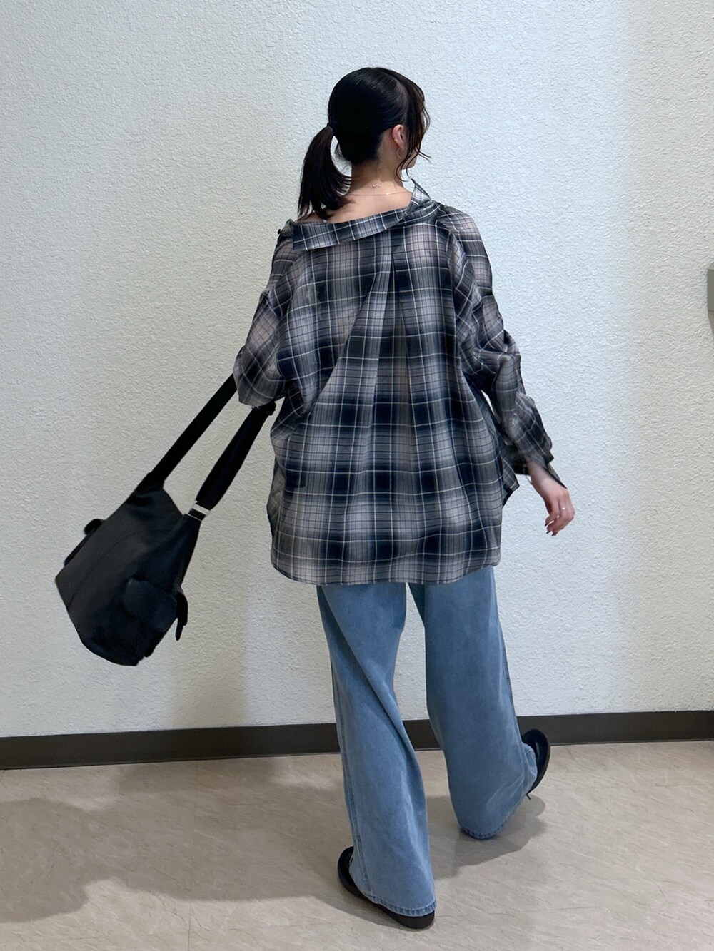 「柄シャツ、モノトーン、スポーツミックス、シャツスタイル、お出かけコーデ、ショルダーバッグ、プチプラ、デニム、スニーカー、おでかけコーデ、シンプルスタイル、シンプルカジュアル、初夏コーデ、骨格ナチュラル、ブルベ夏」｜「FREE'S MARTの◆カップ付きショート丈キャミソール(カップ取り外し可)（キャミソール、ホワイト系）」を使った、こころさん（レディース・163cm）の春コーディネートの5枚目の写真