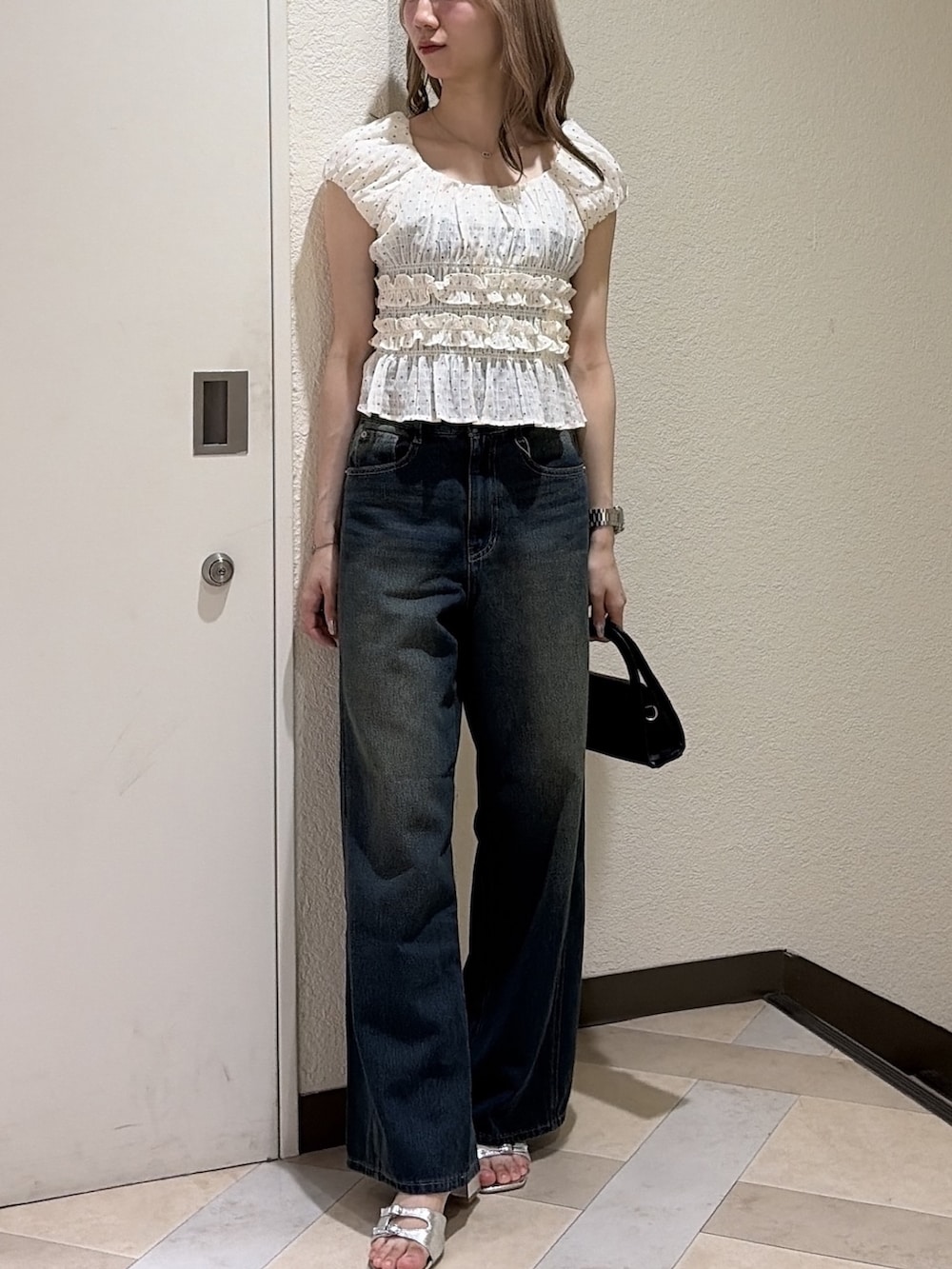 ホワイト系のシャツ/ブラウス、ブルー系のデニムパンツ、ブラック系のショルダーバッグを着用したレディースの夏コーディネートの4枚目の写真