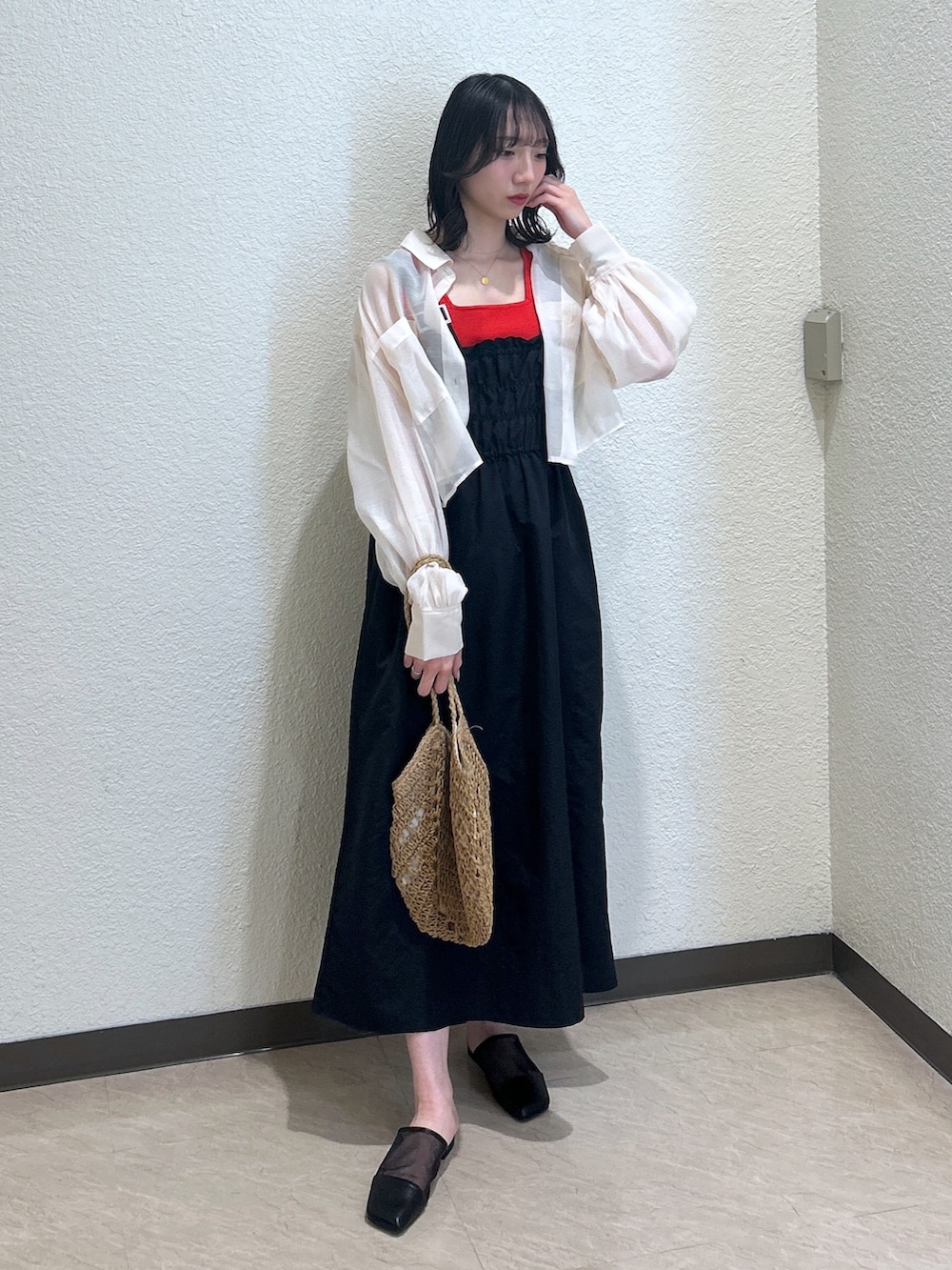「最近のいい感じコーデ、大人カジュアル、初夏コーデ、大人かわいい、今日のコーデ、夏ファッション、オトナ女子、ワンピーススタイル、シャツ好き集まれ、春夏コーデ、骨格ナチュラル、ブルベ夏、レイヤードスタイル、ワンピース、ラフコーデ」｜「FREE'S MARTの〈洗える〉マシンウォッシャブル総針スクエアネックタンクニット（タンクトップ、レッド系）」を使った、こころさん（骨格ナチュラル・レディース・163cm）の春コーディネートの4枚目の写真