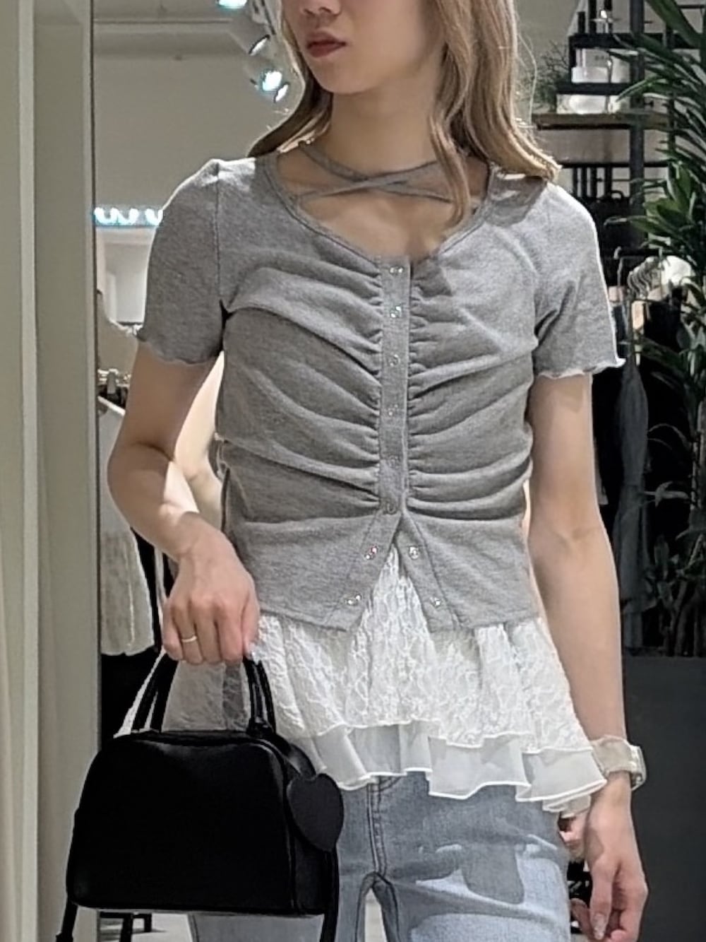 ブラック系のボストンバッグ、グレー系のTシャツ/カットソー、ホワイト系のTシャツ/カットソーを着用したレディースの夏コーディネートの5枚目の写真
