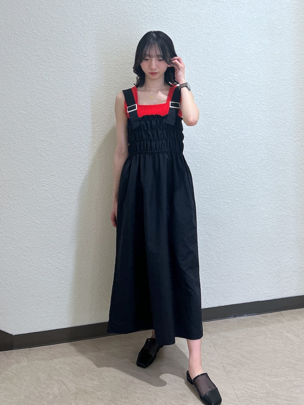 「最近のいい感じコーデ、大人カジュアル、初夏コーデ、大人かわいい、今日のコーデ、夏ファッション、オトナ女子、ワンピーススタイル、シャツ好き集まれ、春夏コーデ、骨格ナチュラル、ブルベ夏、レイヤードスタイル、ワンピース、ラフコーデ」｜「FREE'S MARTの〈洗える〉マシンウォッシャブル総針スクエアネックタンクニット（タンクトップ、レッド系）」を使った、こころさん（骨格ナチュラル・レディース・163cm）の春コーディネートの2枚目の写真