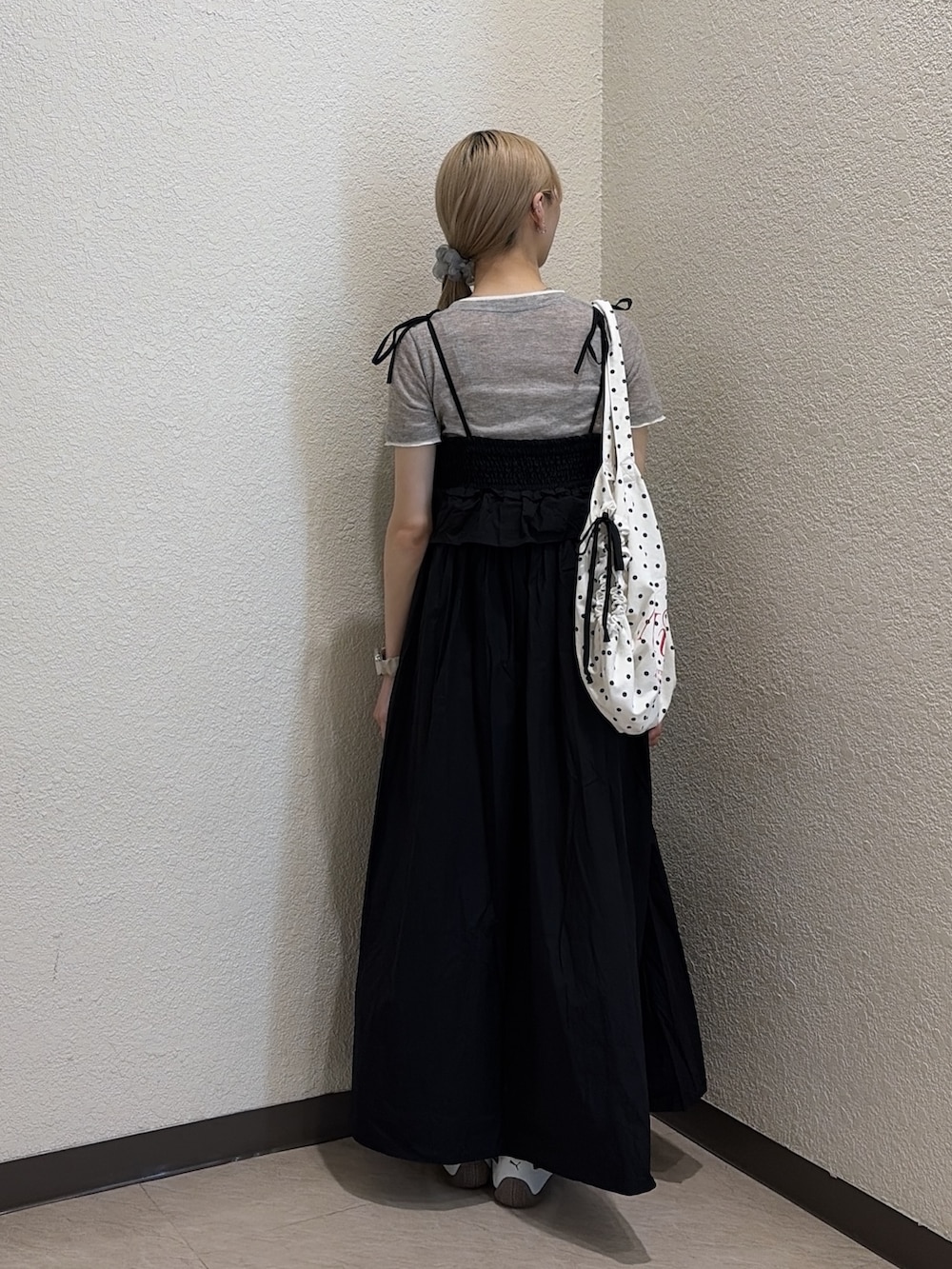 グレー系のTシャツ/カットソー、ブラック系のワンピース、レッド系のトートバッグを着用したレディースの夏コーディネートの3枚目の写真