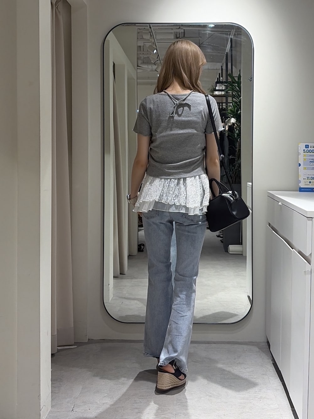 ブラック系のボストンバッグ、グレー系のTシャツ/カットソー、ホワイト系のTシャツ/カットソーを着用したレディースの夏コーディネートの3枚目の写真