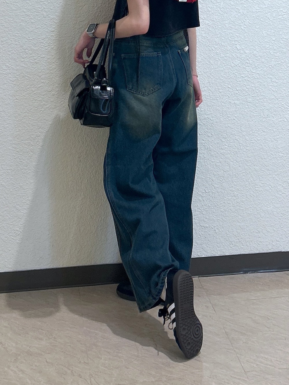 「ショルダーバッグ、モノトーン、ワイドパンツ、黒Tシャツ、デニム、お出かけコーデ、オトナカジュアル、おでかけコーデ、夏ファッション、シンプルカジュアル、今日のコーデ、夏だ！Tシャツ着よう！、骨格ナチュラル、ブルベ夏、大人ファッション」｜「FREE'S MARTのヴィンテージ加工サイドベルトT（Tシャツ/カットソー、ブラック系）」を使った、こころさん（骨格ナチュラル・レディース・163cm）の春コーディネートの5枚目の写真