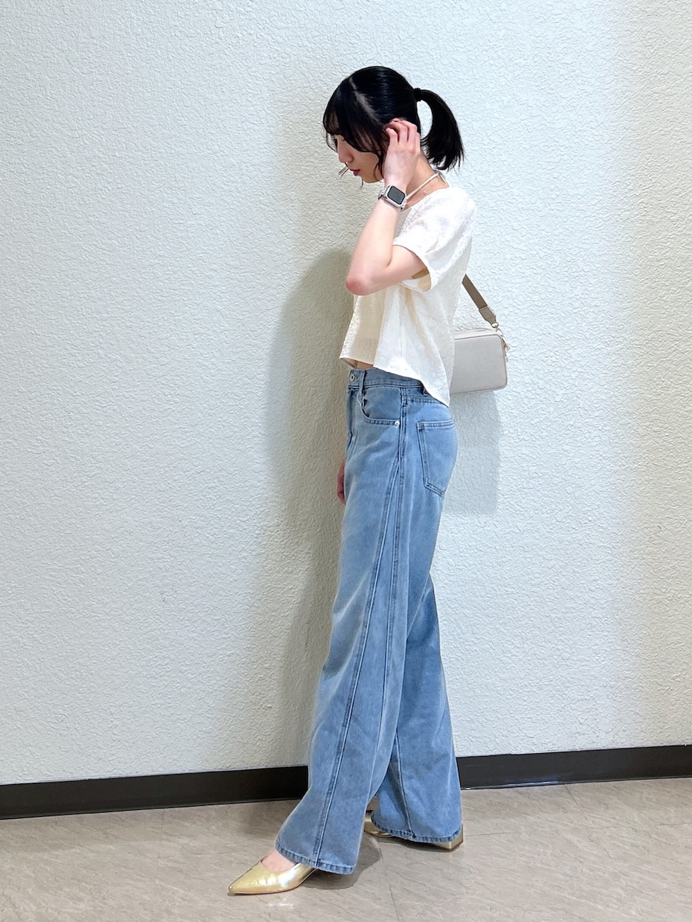 「休日スタイル、オトナカジュアル、大人女子、おでかけコーデ、シンプルカジュアル、夏ファッション、初夏コーデ、今日のコーデ、キレイめコーデ、オトナ女子、大人かわいい、きれいめコーディネート、骨格ナチュラル、ブルベ夏、デニム」｜「FREE'S MARTのフロントギャザーネックリボン付き半袖ブラウス（シャツ/ブラウス、ホワイト系）」を使った、こころさん（骨格ナチュラル・レディース・163cm）の春コーディネートの3枚目の写真
