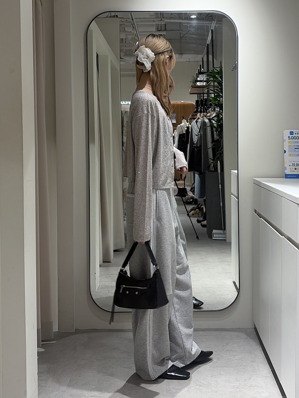 グレー系のTシャツ/カットソー、グレー系のスウェットパンツ、ブラック系のショルダーバッグを着用したレディースの秋コーディネートの2枚目の写真