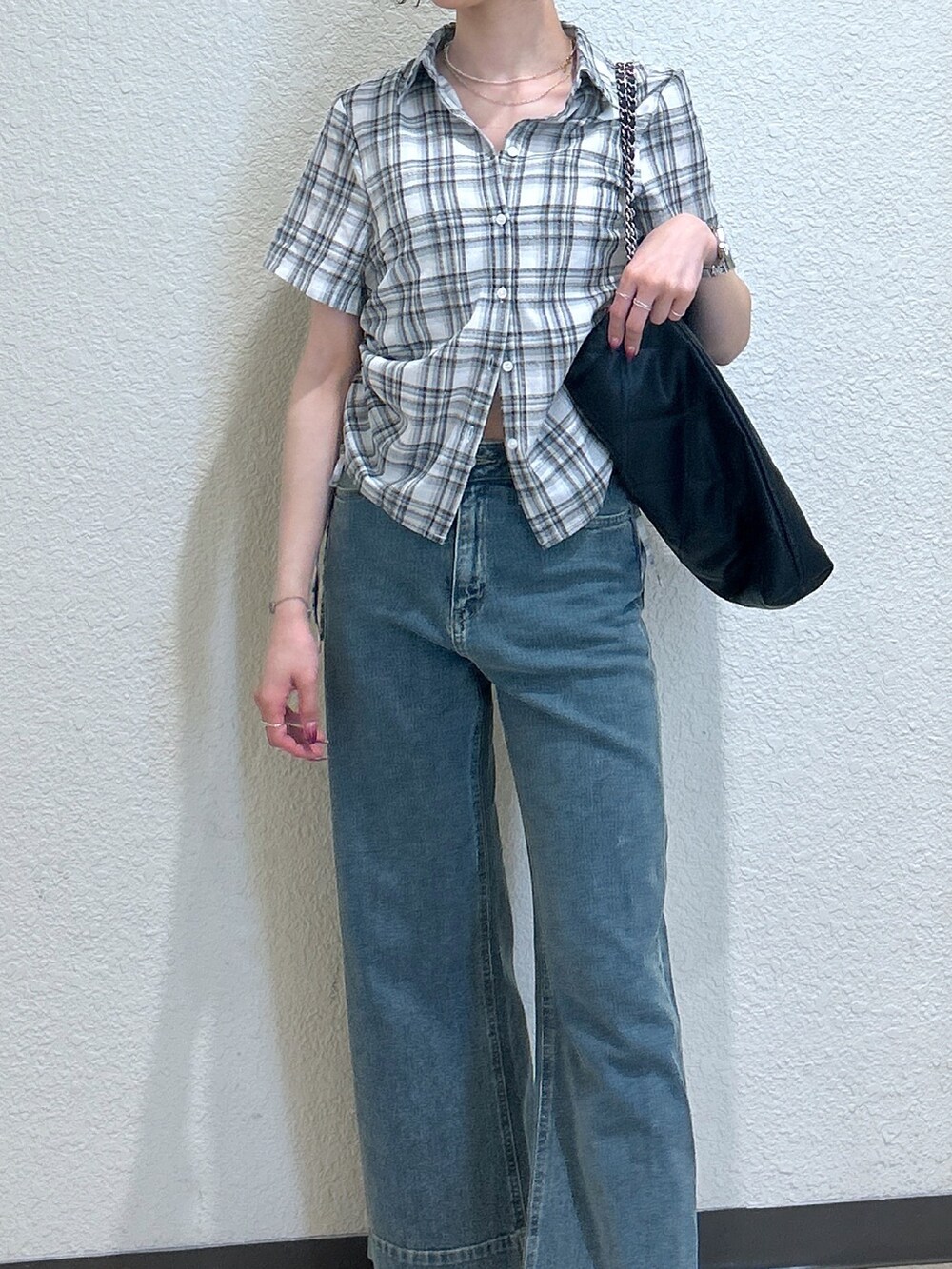 「柄シャツ、ワイドパンツ、サンダル、シャツスタイル、休日スタイル、今日のコーデ、パンツスタイル、夏、骨格ナチュラル、ブルベ夏、デニム、トートバッグ、ドロスト、チェックシャツ、フリーズマート(FREE'S MART)」｜「FREE'S MARTの◆ドロストチェックシャツ（シャツ/ブラウス、グレー系）」を使った、こころさん（レディース・163cm）の春コーディネートの5枚目の写真