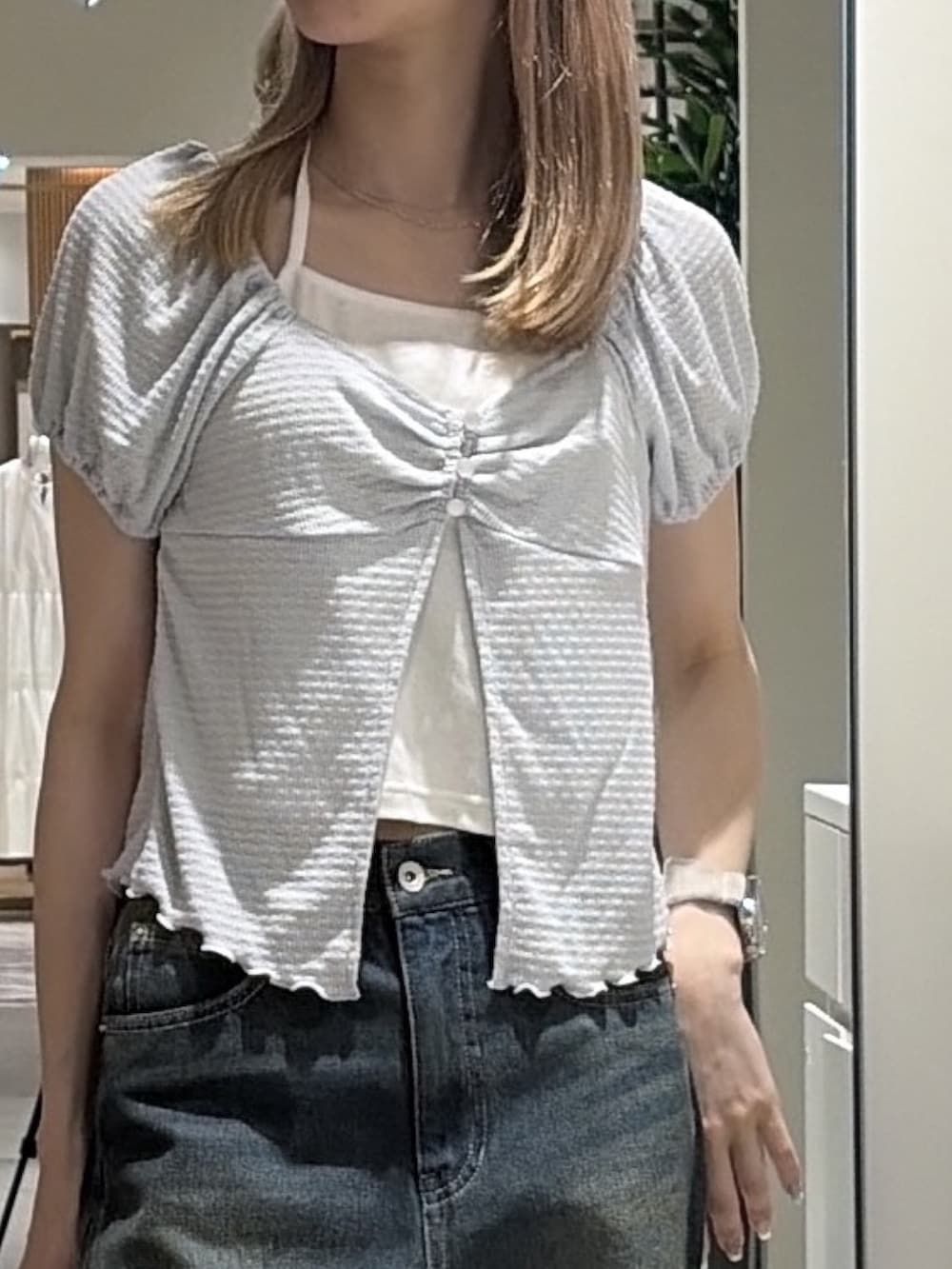ブルー系のデニムパンツ、ブラック系のパンプス、ブルー系のTシャツ/カットソーを着用したレディースの夏コーディネートの4枚目の写真