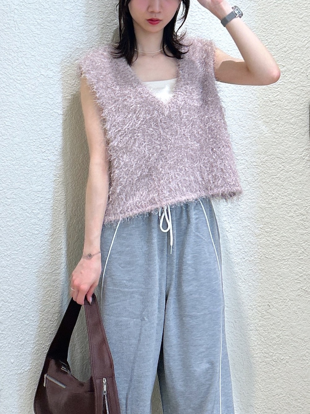 「着こなしのちょこっとテク、テーマパークコーデ、休日スタイル、ニット、秋服、秋服準備はじめました、パンツコーデ、初秋のパンツスタイル、ラクチンコーデ、ノースリーブ、ベスト、スウェット、スウェットパンツ、骨格ナチュラル、ブルベ夏」｜「FREE'S MARTの◆〈ＭＦＭ〉ふわふわノースリニット（ニット/セーター、ベージュ系）」を使った、こころさん（骨格ナチュラル・レディース・163cm）の夏コーディネートの4枚目の写真