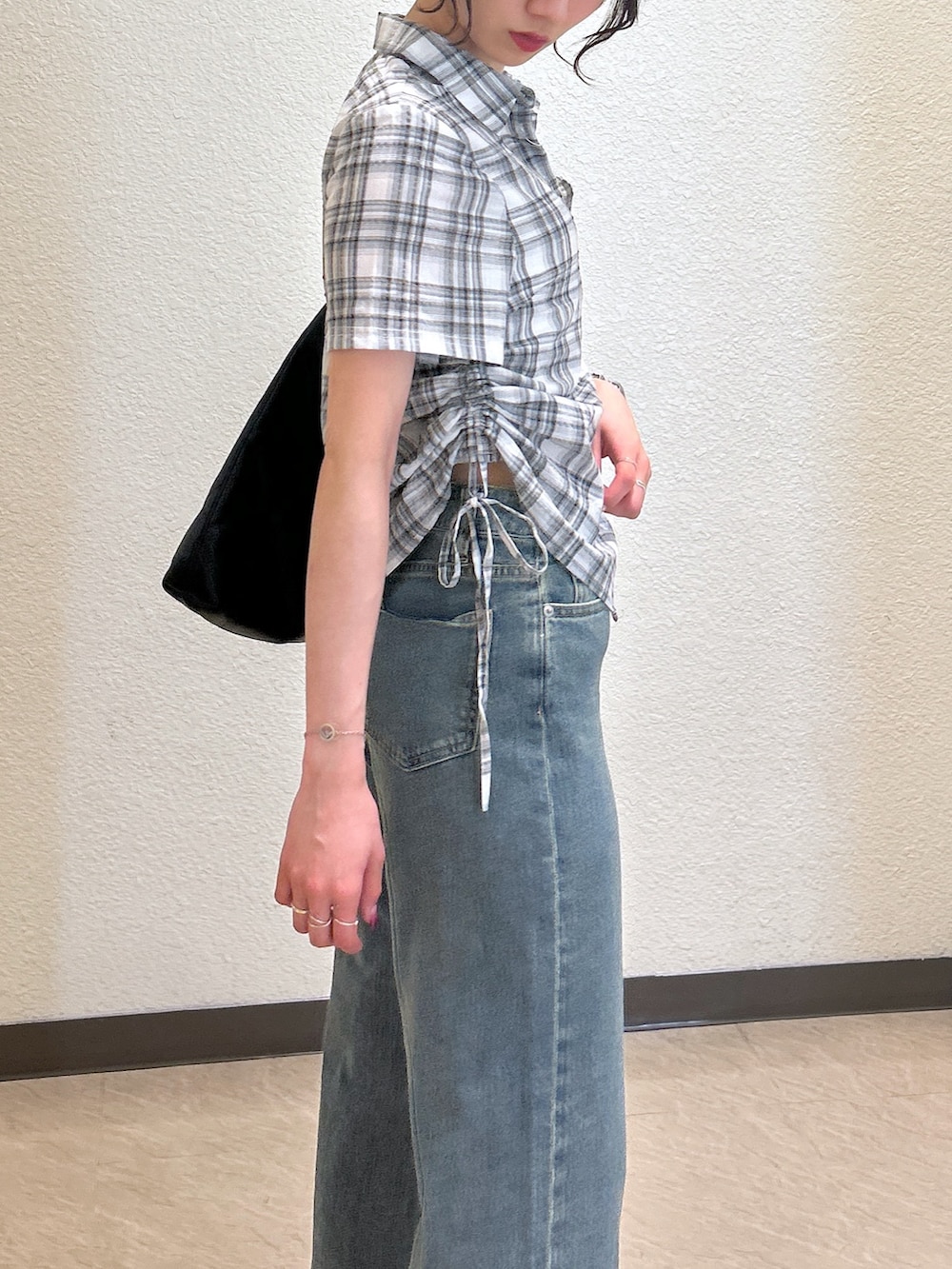 「柄シャツ、ワイドパンツ、サンダル、シャツスタイル、休日スタイル、今日のコーデ、パンツスタイル、夏、骨格ナチュラル、ブルベ夏、デニム、トートバッグ、ドロスト、チェックシャツ、フリーズマート(FREE'S MART)」｜「FREE'S MARTの◆ドロストチェックシャツ（シャツ/ブラウス、グレー系）」を使った、こころさん（レディース・163cm）の春コーディネートの4枚目の写真