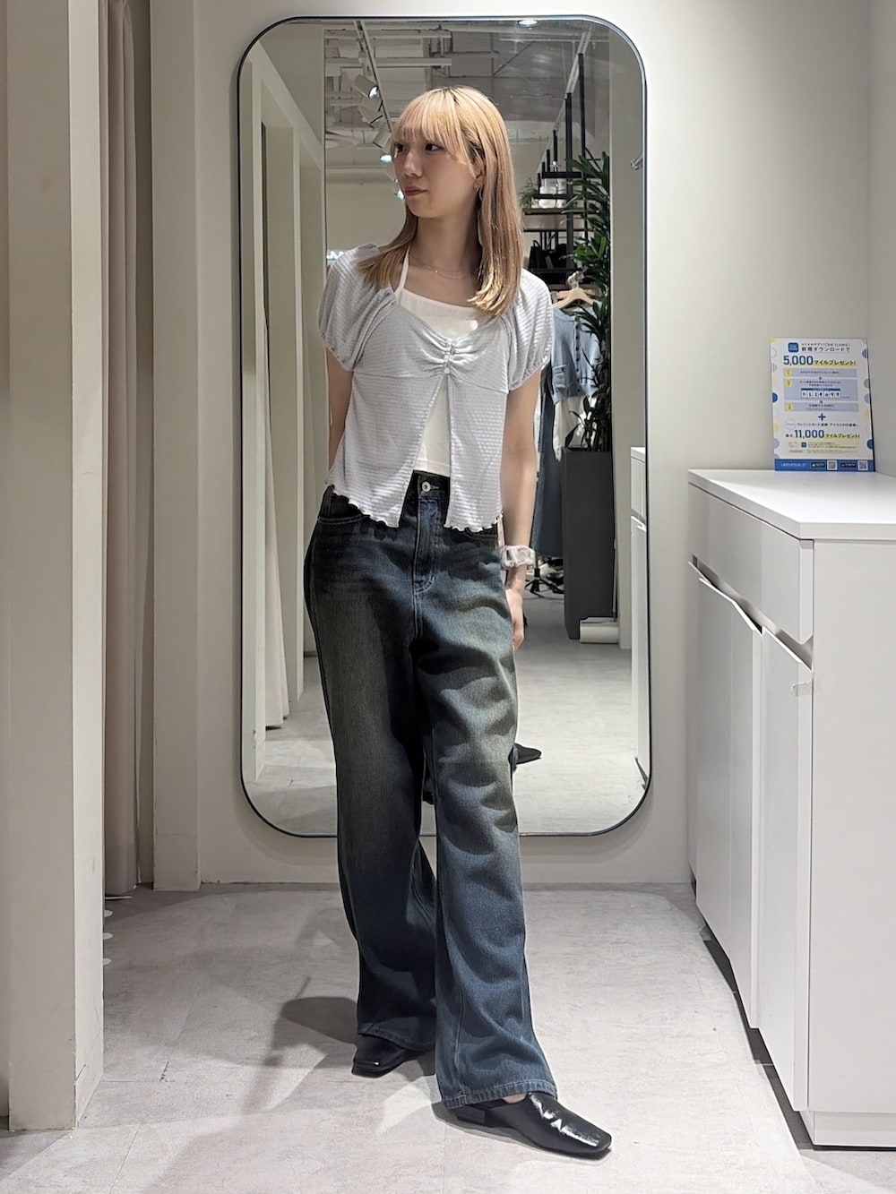 ブルー系のデニムパンツ、ブラック系のパンプス、ブルー系のTシャツ/カットソーを着用したレディースの夏コーディネートの5枚目の写真