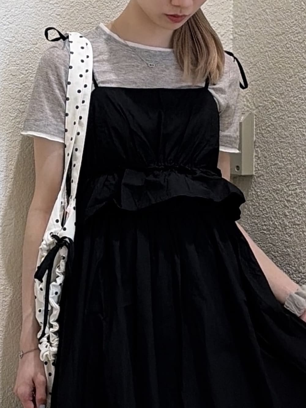 グレー系のTシャツ/カットソー、ブラック系のワンピース、レッド系のトートバッグを着用したレディースの夏コーディネートの6枚目の写真