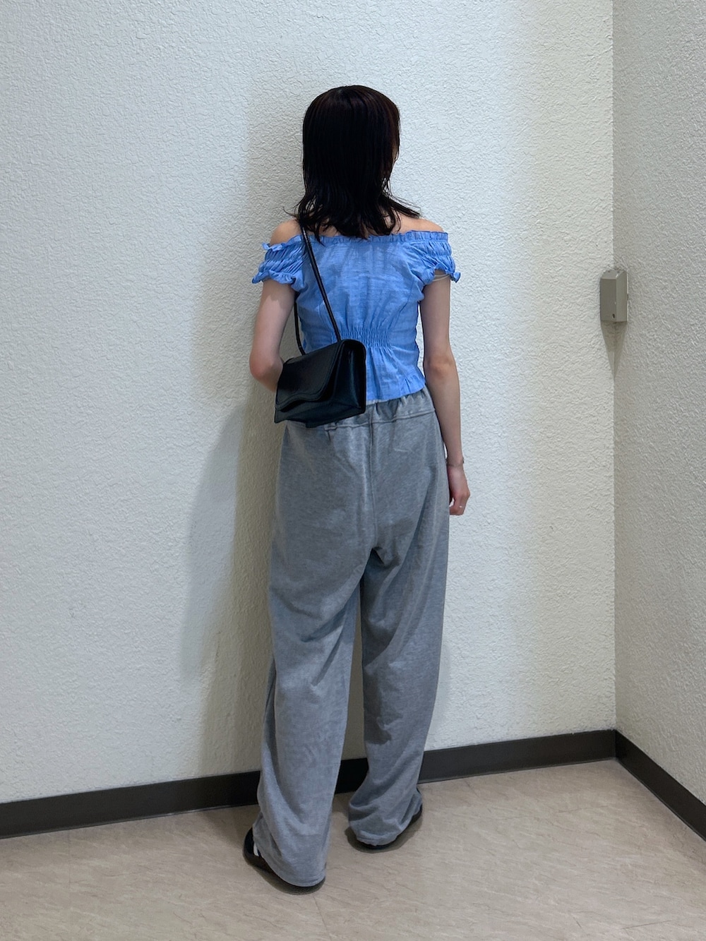 ブルー系のシャツ/ブラウス、ブラック系のショルダーバッグを着用したレディースの夏コーディネートの3枚目の写真