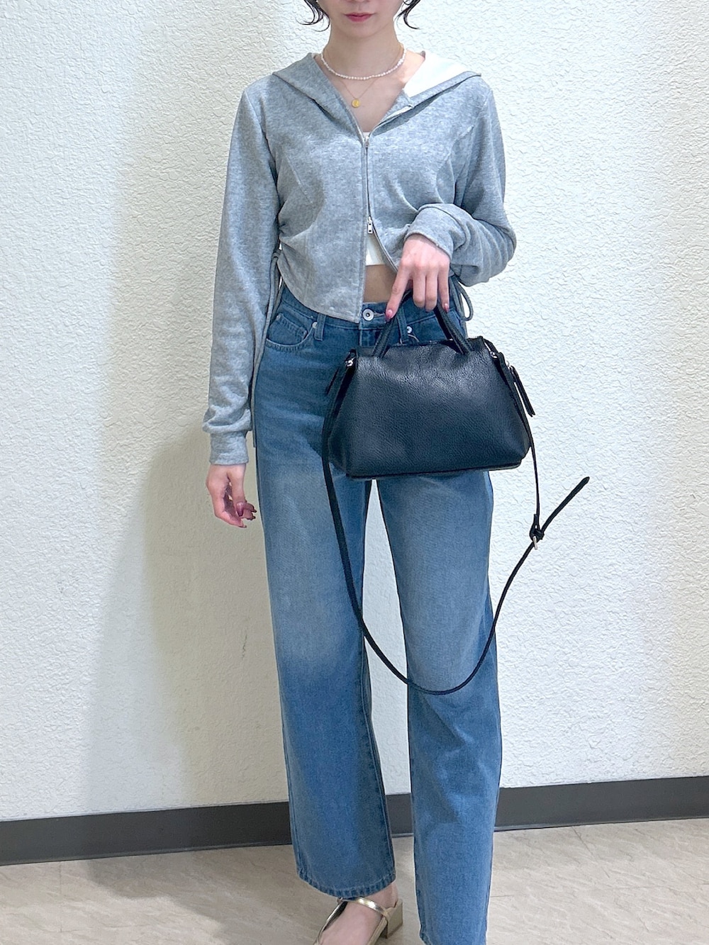 「ショルダーバッグ、シンプルコーデ、大人女子、楽チンコーデ、春服コーデ、オトナカジュアル、ゆるコーデ、高身長女子、デニムコーデ、骨格ナチュラル、ブルベ夏、パーカー、ストレートデニム、シンプルスタイル、フリーズマート(FREE'S MART)」｜「FREE'S MARTの[低身長サイズ・Lサイズあり］【6色展開】ストレートデニムパンツ[Sシリーズ]（デニムパンツ、ブルー系）」を使った、こころさん（骨格ナチュラル・レディース・163cm）の春コーディネートの4枚目の写真