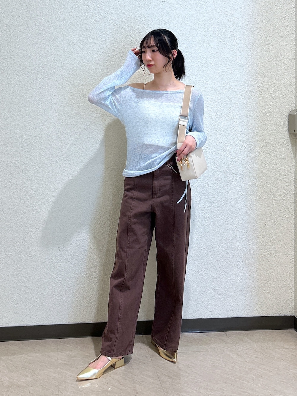 「ショルダーバッグ、ワイドパンツ、デニム、シアートップス、お出かけコーデ、デートコーデ、レイヤードスタイル、オトナカジュアル、大人カジュアルコーデ、ラフコーデ、オトナカワイイ、夏、デニムコーデ、骨格ナチュラル、ブルベ夏」｜「FREE'S MARTの◇メランジドロストシャーリングカットソー（Tシャツ/カットソー、ブルー系）」を使った、こころさん（レディース・163cm）の春コーディネートの3枚目の写真