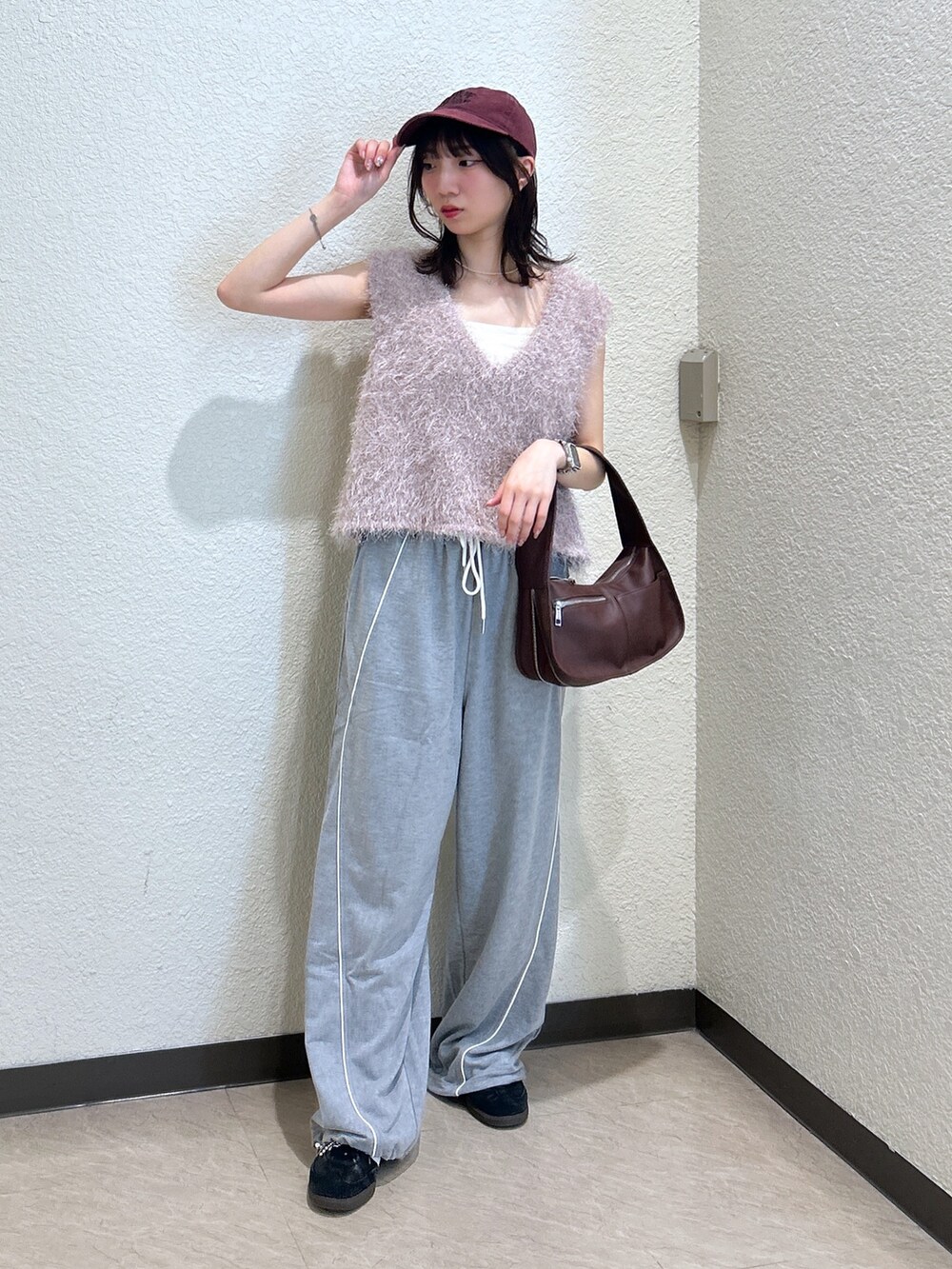 「着こなしのちょこっとテク、テーマパークコーデ、休日スタイル、ニット、秋服、秋服準備はじめました、パンツコーデ、初秋のパンツスタイル、ラクチンコーデ、ノースリーブ、ベスト、スウェット、スウェットパンツ、骨格ナチュラル、ブルベ夏」｜「FREE'S MARTの◆〈ＭＦＭ〉ふわふわノースリニット（ニット/セーター、ベージュ系）」を使った、こころさん（骨格ナチュラル・レディース・163cm）の夏コーディネートの5枚目の写真
