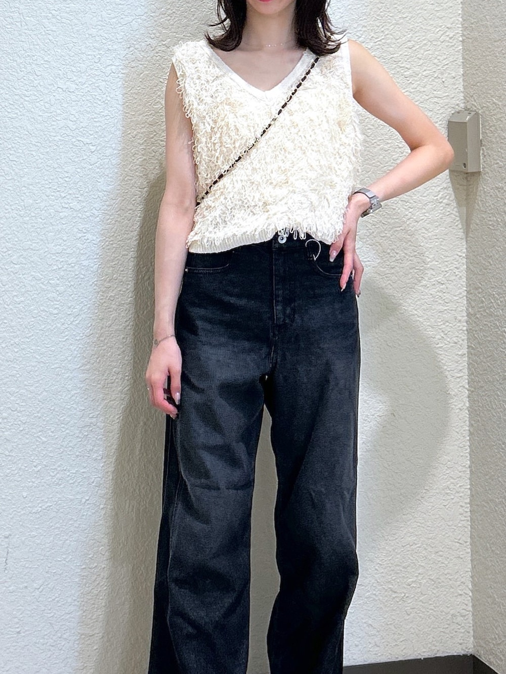 「ショルダーバッグ、秋服準備はじめました、今日のメイク、休日スタイル、デニム、韓国ファッション、きれいめカジュアル、シンプルコーデ、お出かけコーデ、ベスト、秋のコーデ、秋服、高身長コーデ、骨格ナチュラル、ブルベ夏」｜「FREE'S MARTのシャギーニットベスト（ニット/セーター、イエロー系）」を使った、こころさん（骨格ナチュラル・レディース・163cm）の夏コーディネートの4枚目の写真