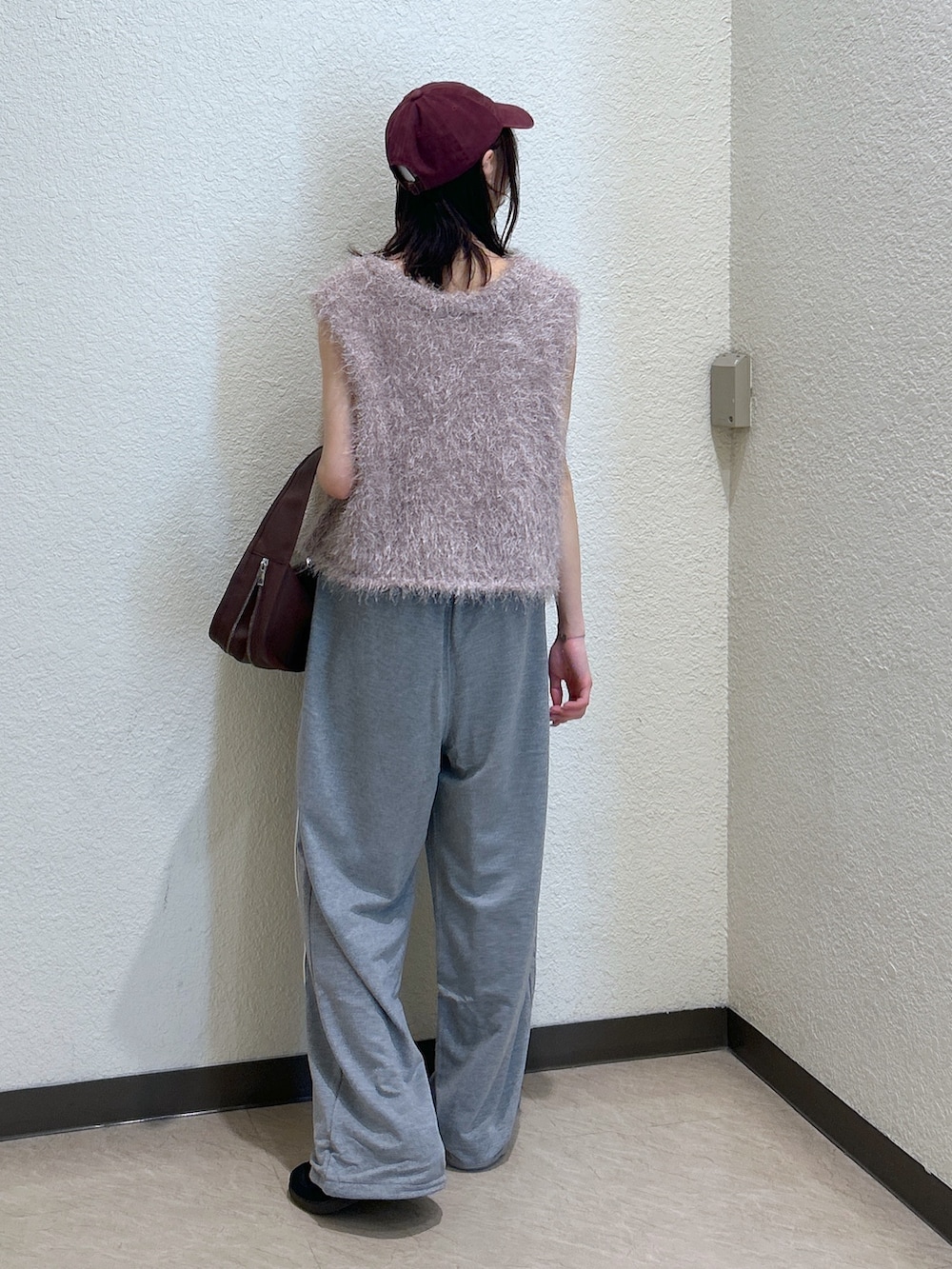 「着こなしのちょこっとテク、テーマパークコーデ、休日スタイル、ニット、秋服、秋服準備はじめました、パンツコーデ、初秋のパンツスタイル、ラクチンコーデ、ノースリーブ、ベスト、スウェット、スウェットパンツ、骨格ナチュラル、ブルベ夏」｜「FREE'S MARTの◆〈ＭＦＭ〉ふわふわノースリニット（ニット/セーター、ベージュ系）」を使った、こころさん（骨格ナチュラル・レディース・163cm）の夏コーディネートの3枚目の写真