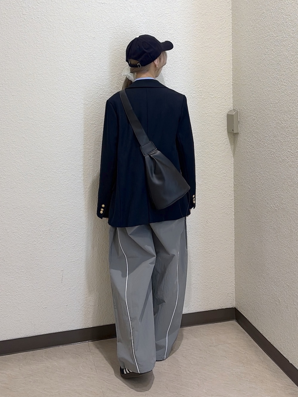 ブルー系のテーラードジャケット、グレー系のその他パンツ、ブルー系のシャツ/ブラウスを着用したレディースの冬コーディネートの4枚目の写真