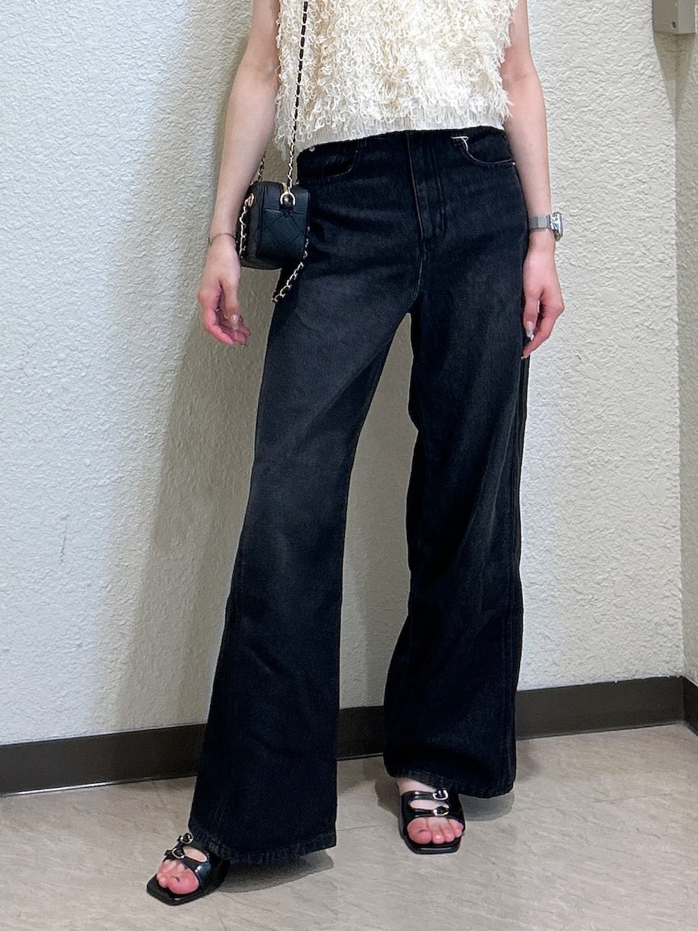「ショルダーバッグ、秋服準備はじめました、今日のメイク、休日スタイル、デニム、韓国ファッション、きれいめカジュアル、シンプルコーデ、お出かけコーデ、ベスト、秋のコーデ、秋服、高身長コーデ、骨格ナチュラル、ブルベ夏」｜「FREE'S MARTのシャギーニットベスト（ニット/セーター、イエロー系）」を使った、こころさん（骨格ナチュラル・レディース・163cm）の夏コーディネートの5枚目の写真